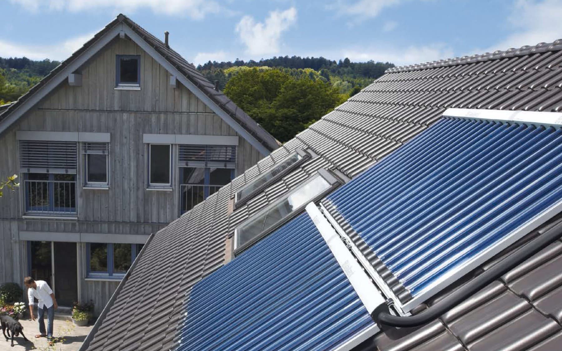 Ein Vaillant-Solarthermiekollektor auf einem Dach