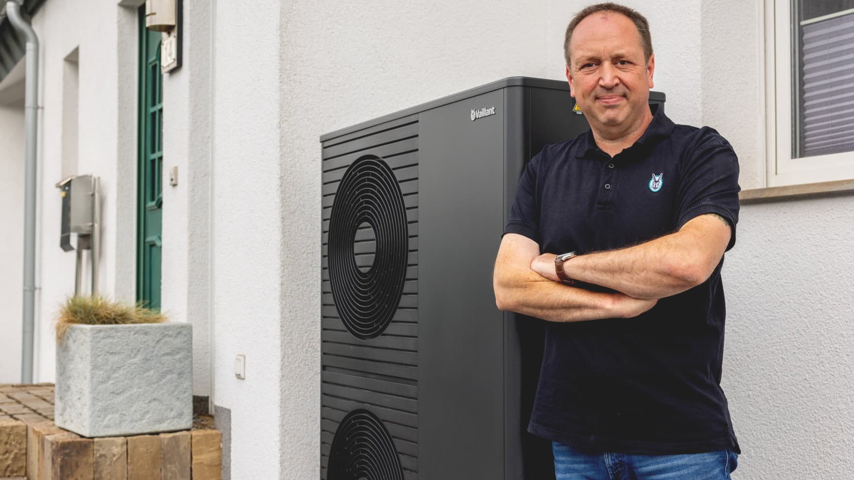 Vaillant Experte vor der neuen aroTHERM plus © Vaillant GmbH