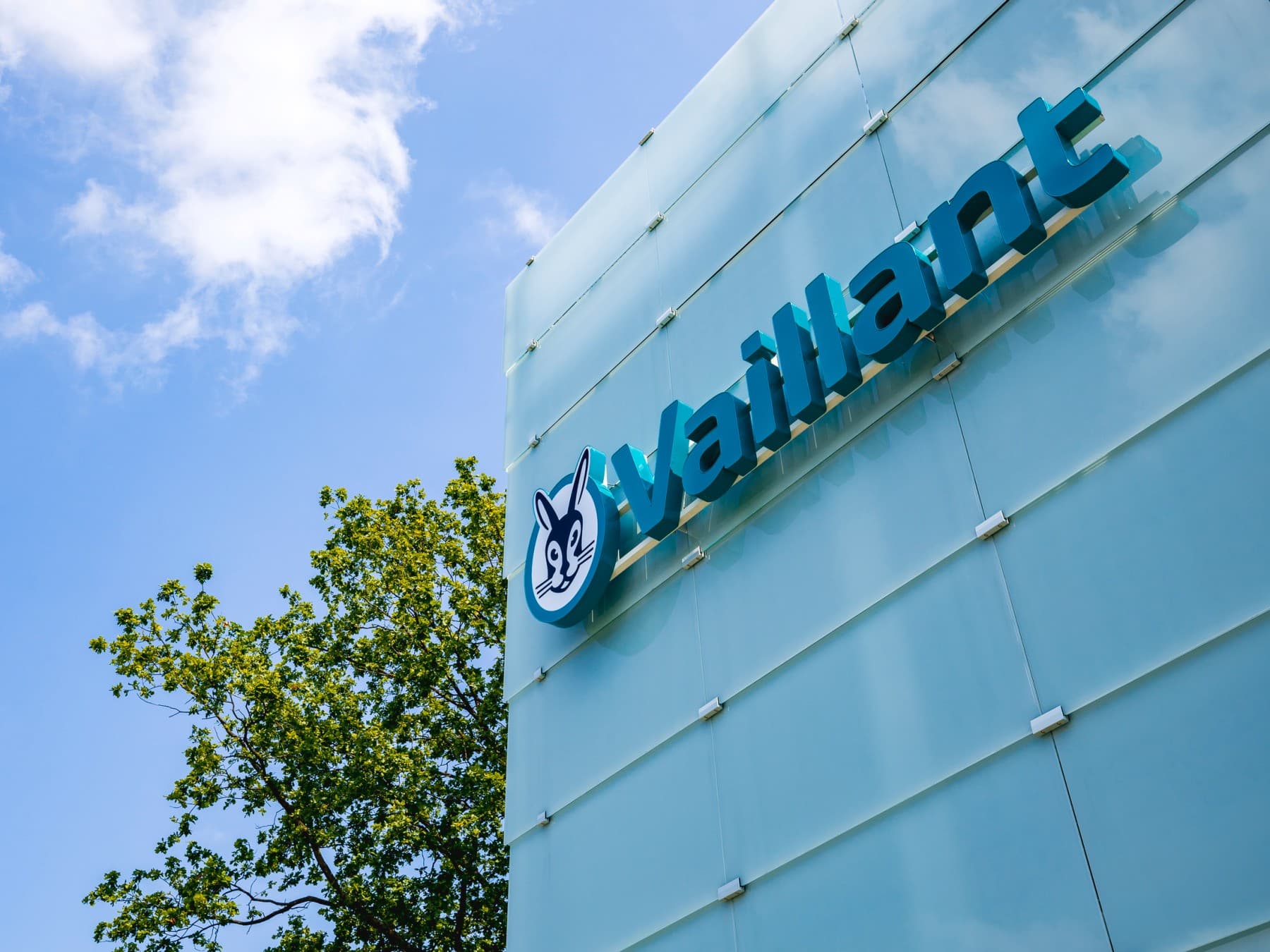 Vaillant-Logo an einem Gebäude
