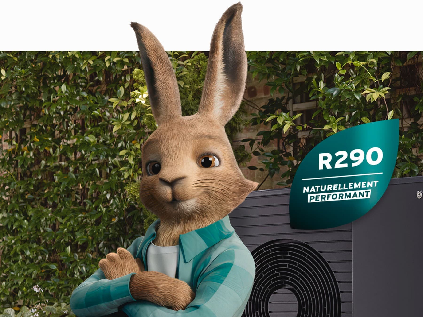 Vaillant Hase mit Logo für natürliches Kältemittel vor einer aroTHERM plus Wärmepumpe