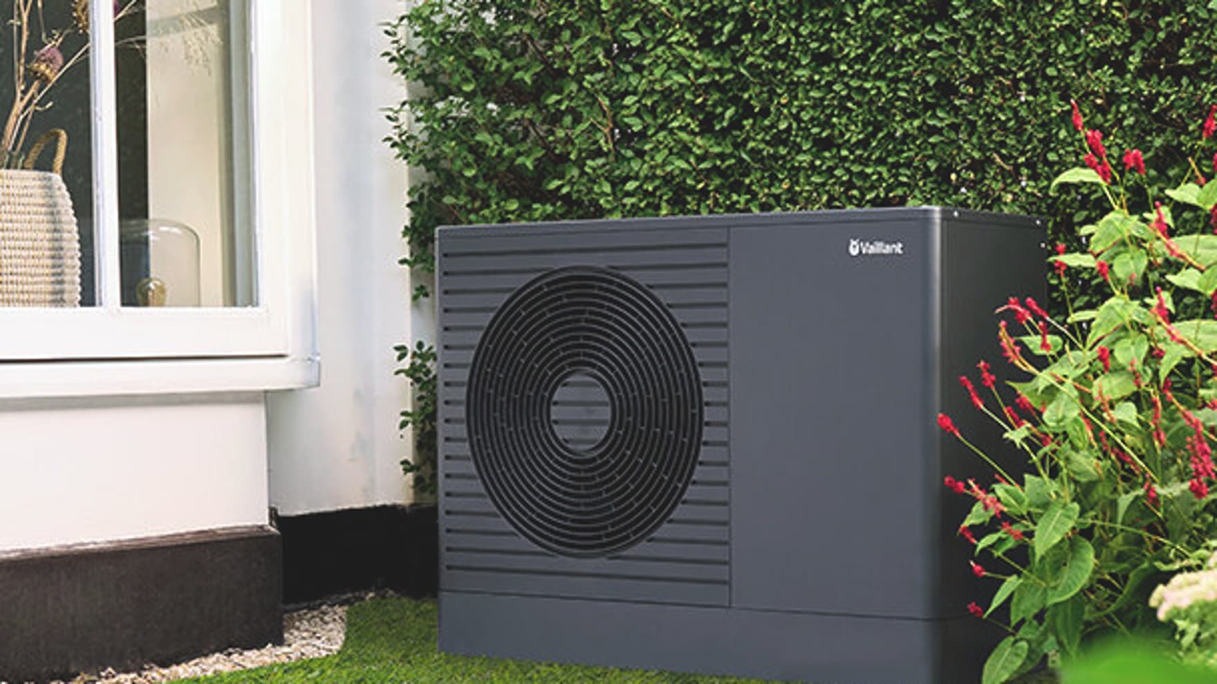 Wärmepumpe im Garten platziert