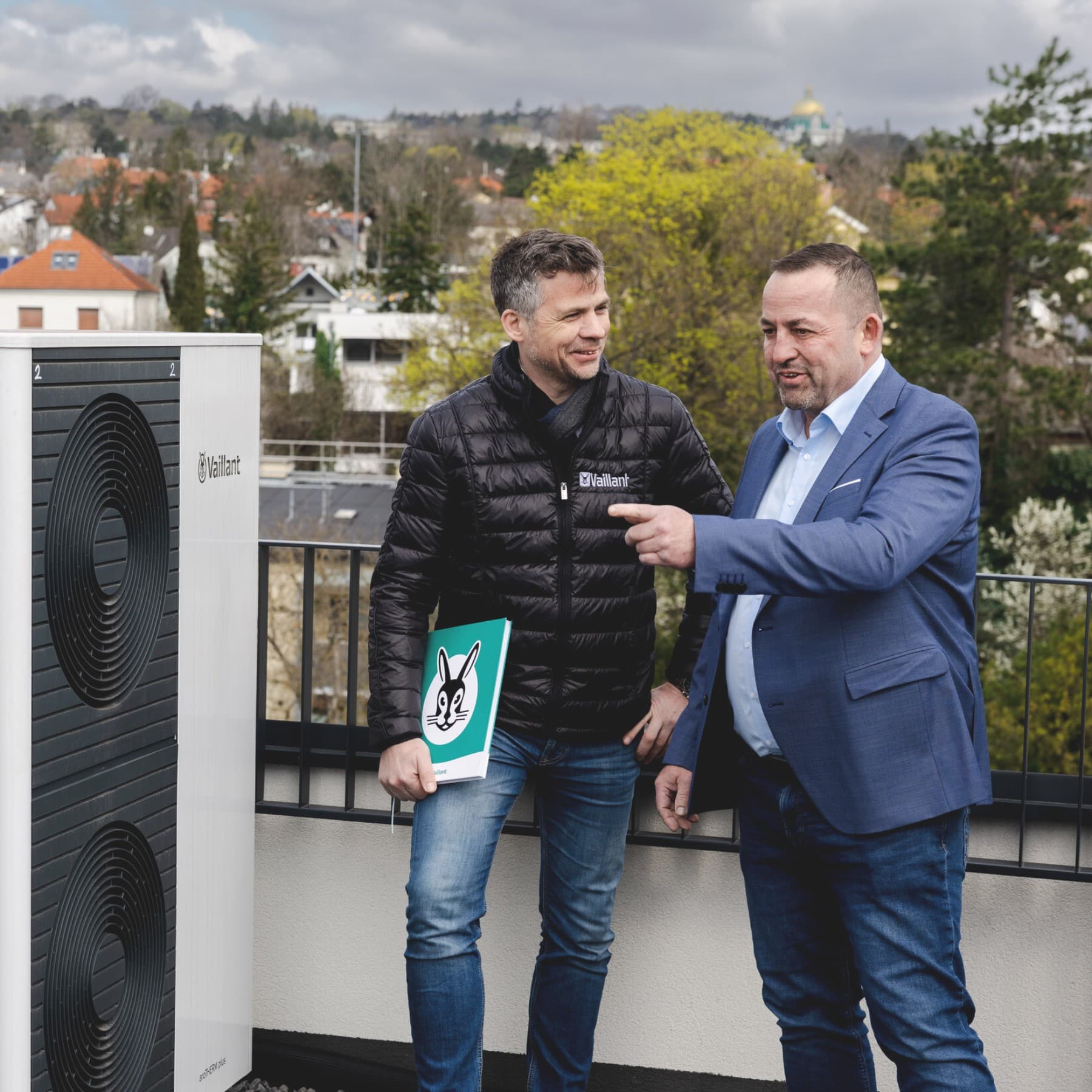 Menschen vor einer Vaillant Wärmepumpe