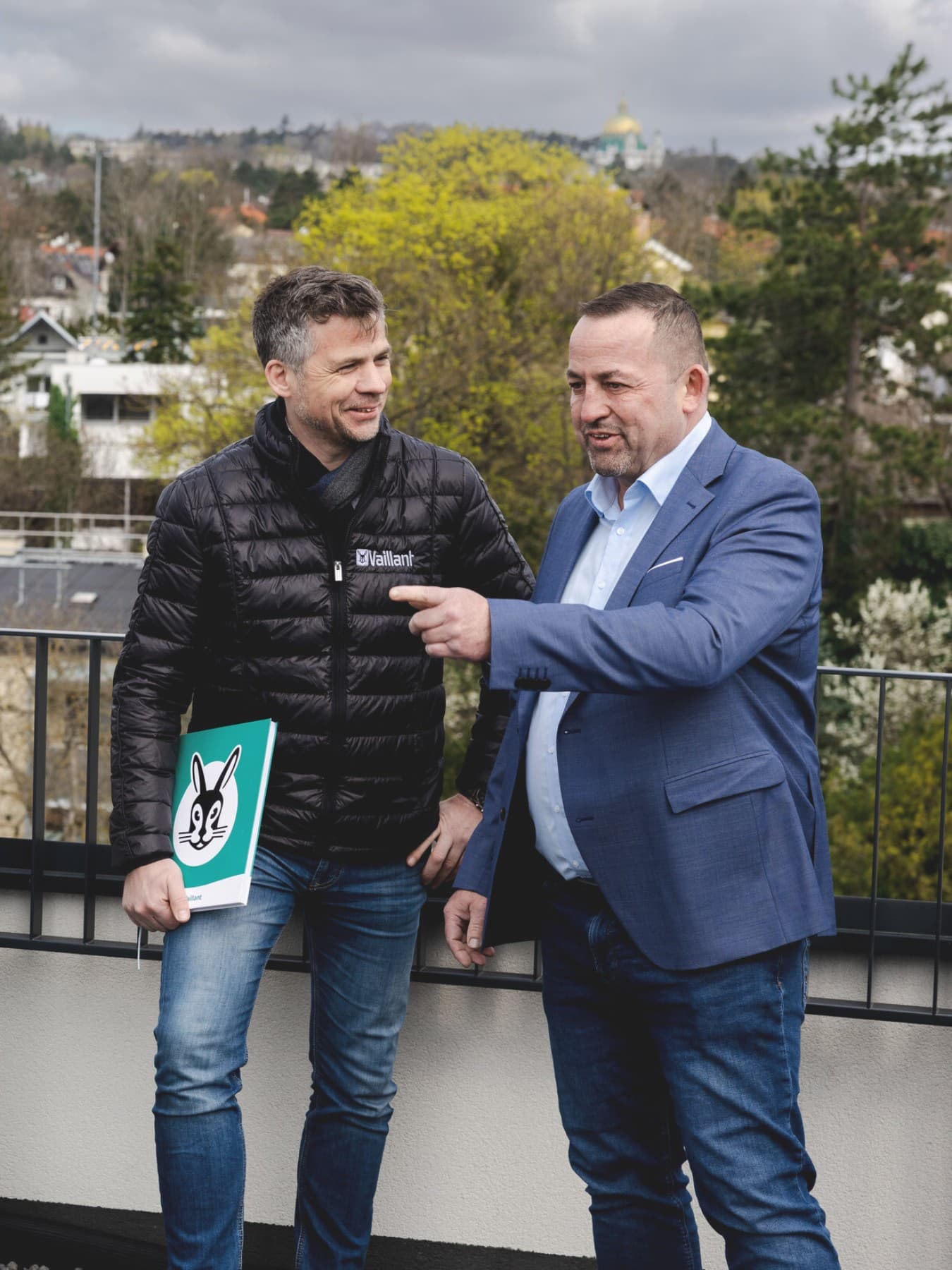 Menschen vor einer Vaillant Wärmepumpe
