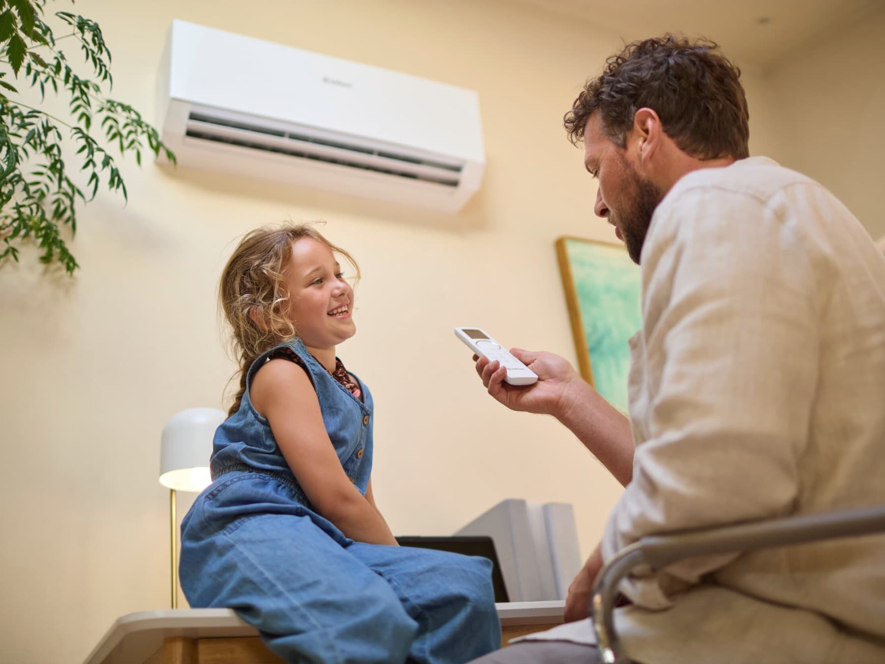 Klimaanlage climaVAIR Multi-Konsole im Wohnzimmer an der Wand