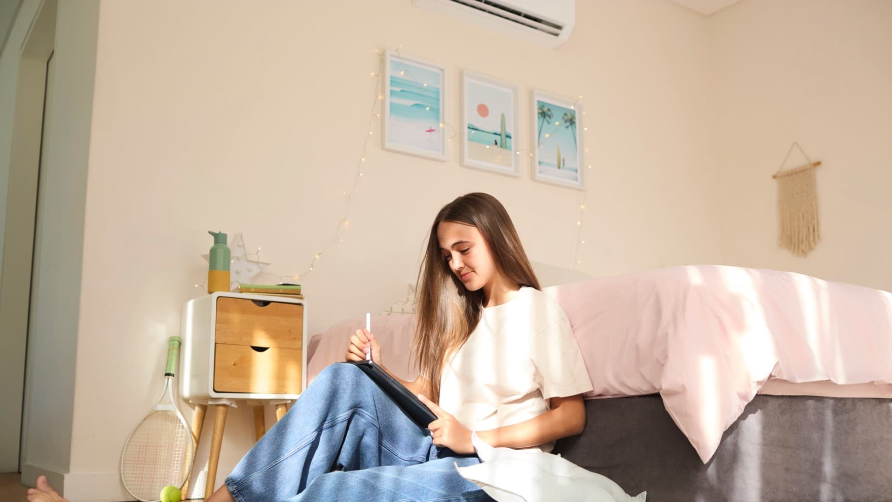 Klimaanlage climaVAIR plus im Jugendzimmer an der Wand unter der Decke