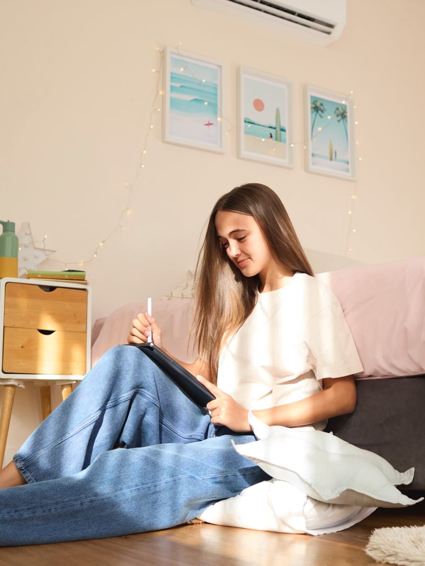 Klimaanlage climaVAIR plus im Jugendzimmer an der Wand unter der Decke