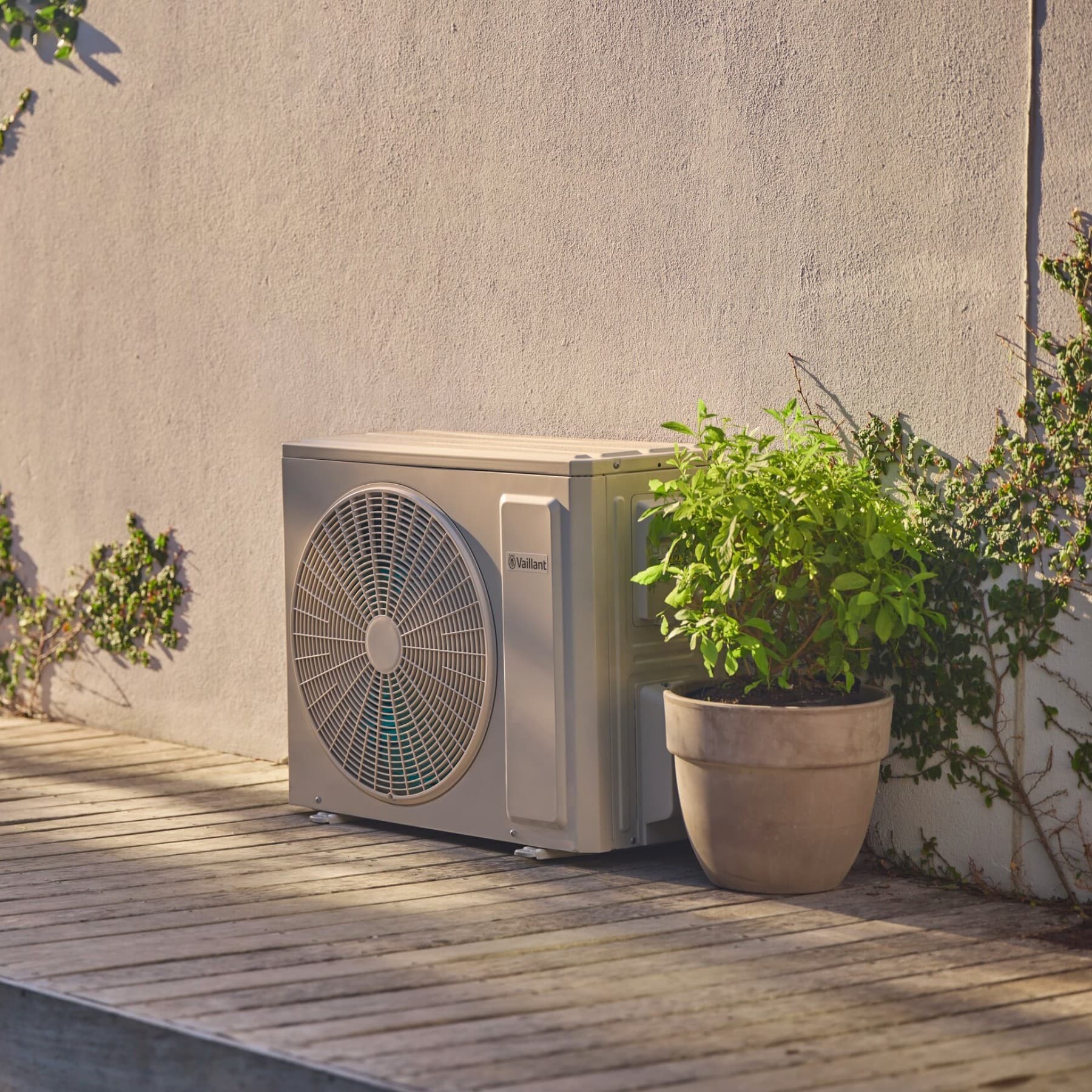 Vaillant Luft-Luft-Wärmepumpe, die an einer Hauswand angebracht ist.