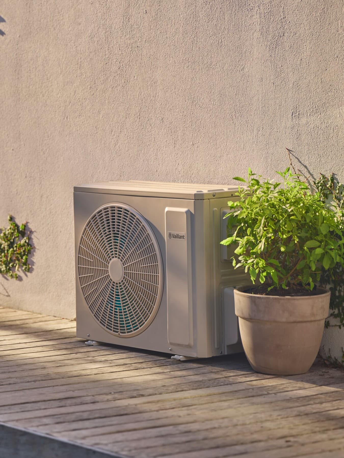 Vaillant Luft-Luft-Wärmepumpe, die an einer Hauswand angebracht ist.