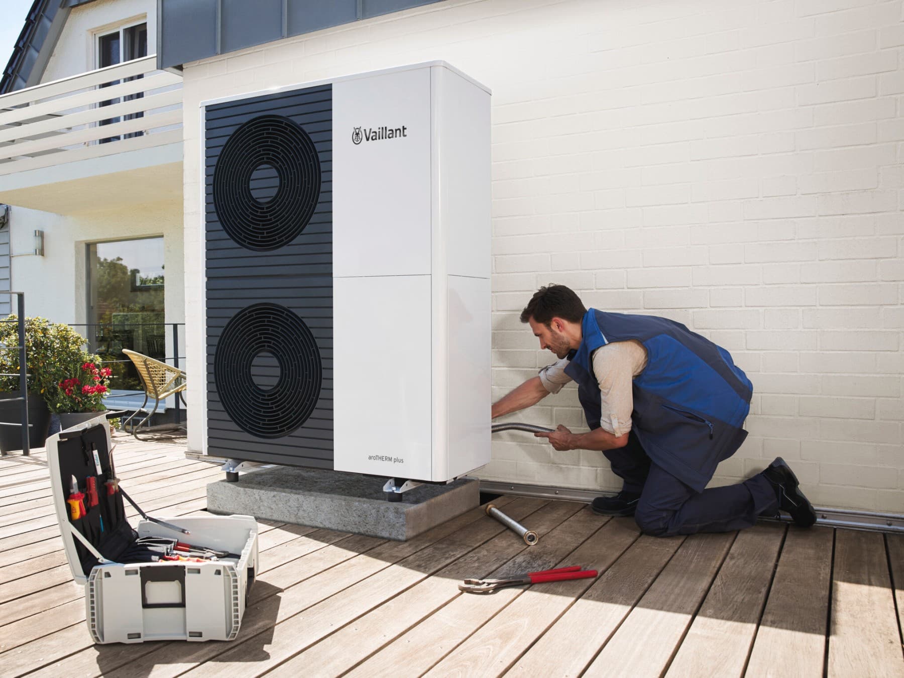 Techniker arbeitet an einer Vaillant Wärmepumpe
