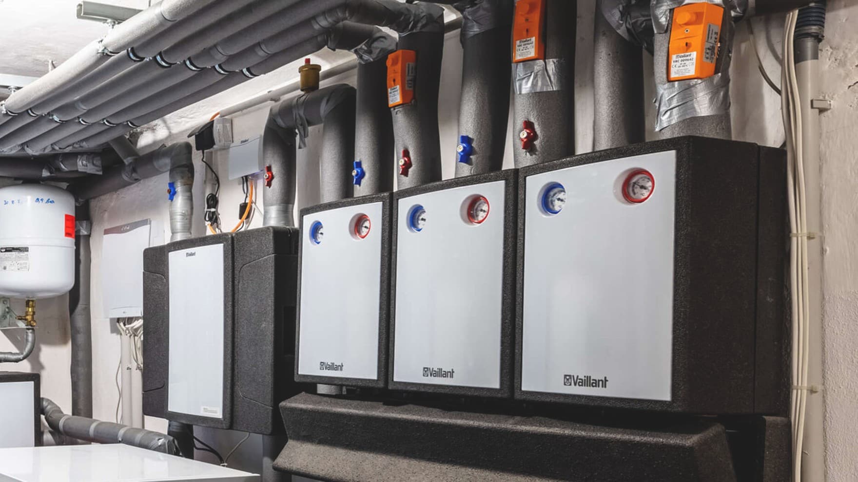 Vaillant Geräte in einem Kellerraum
