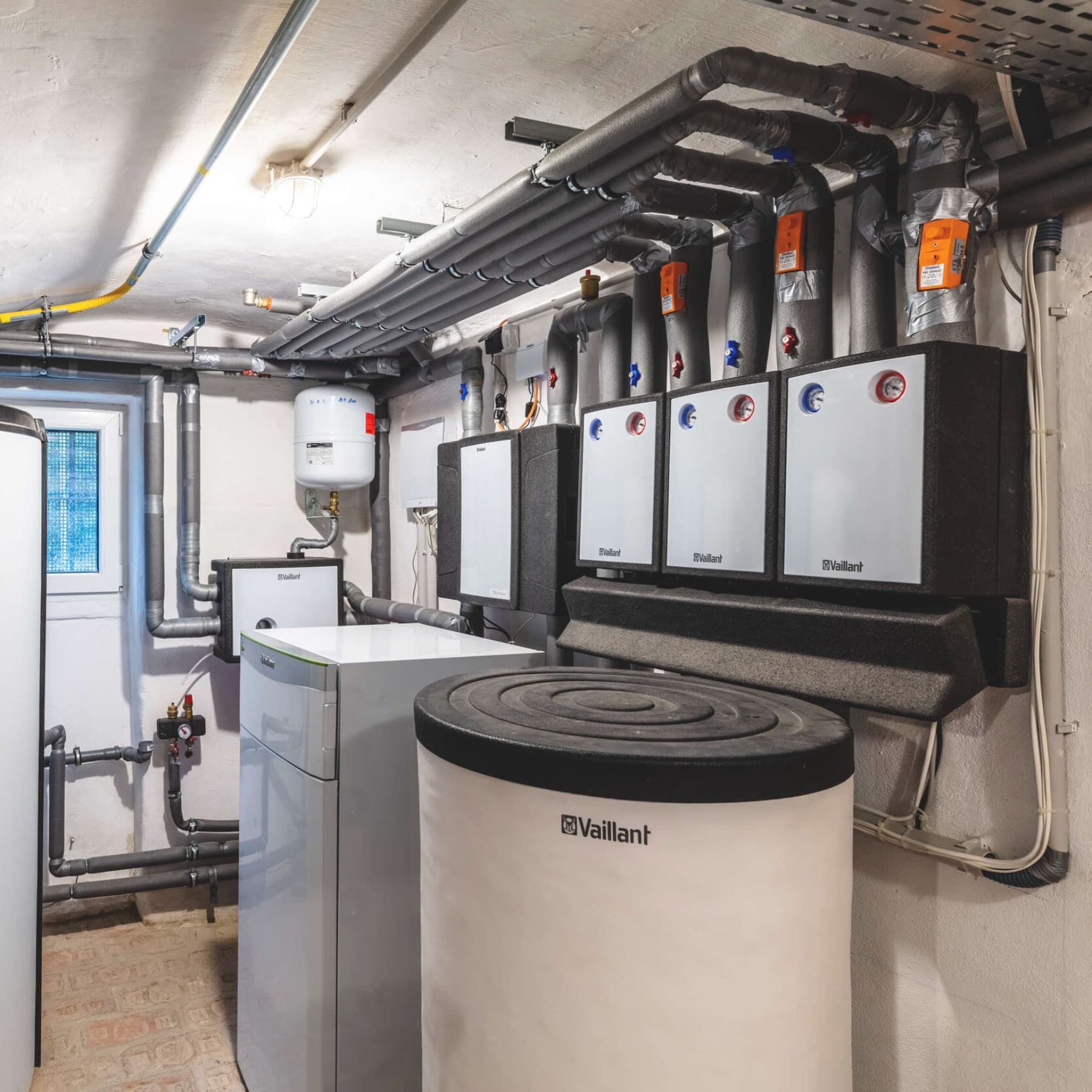 Vaillant Geräte in einem Kellerraum