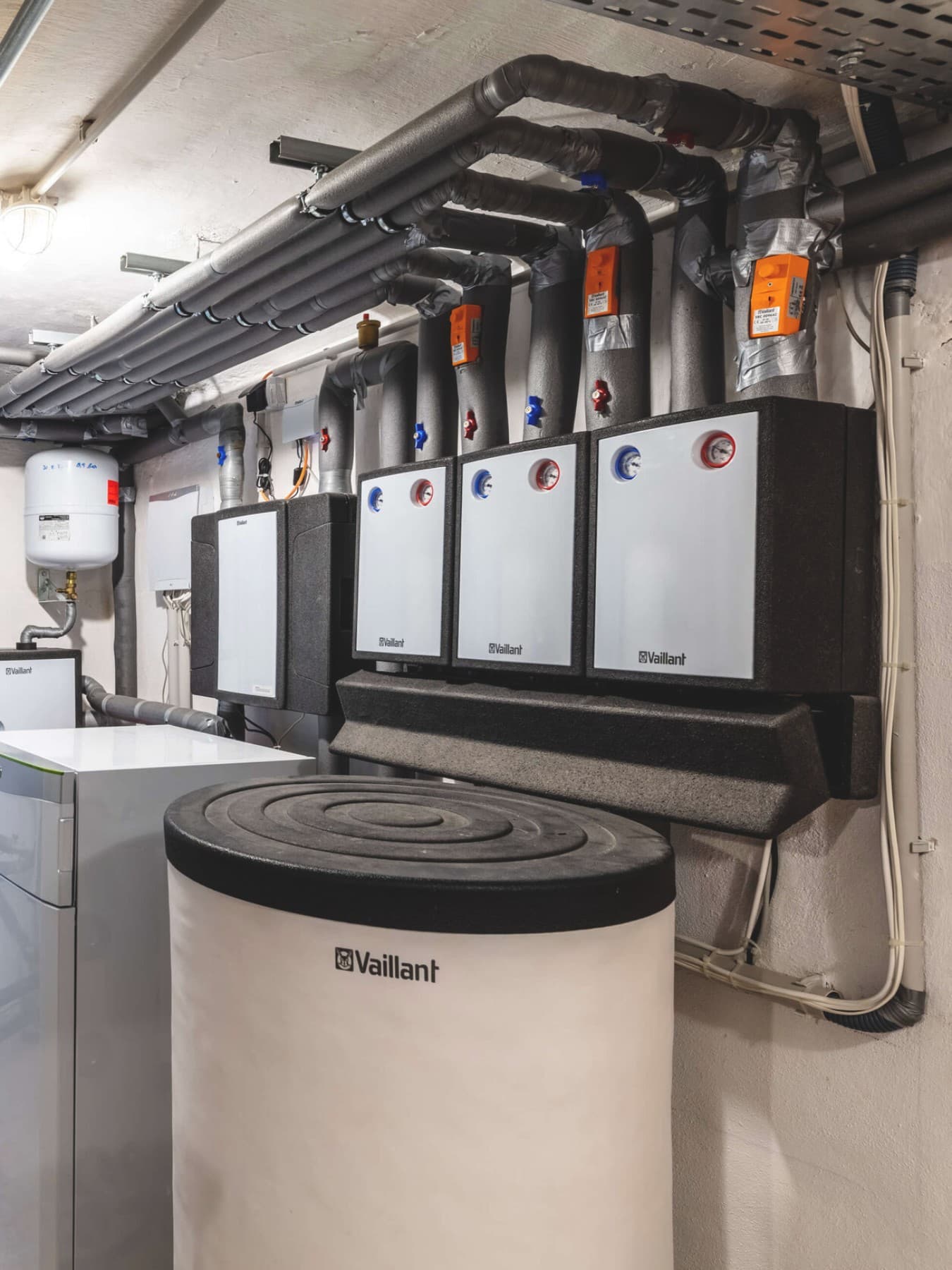 Vaillant Geräte in einem Kellerraum