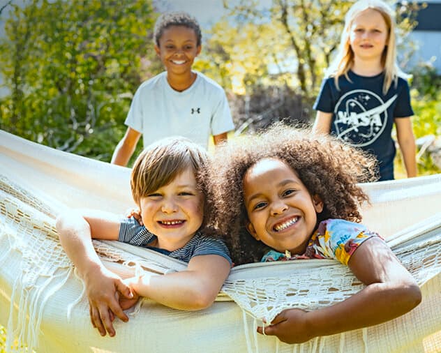 Kinder spielen in einer Hängematte