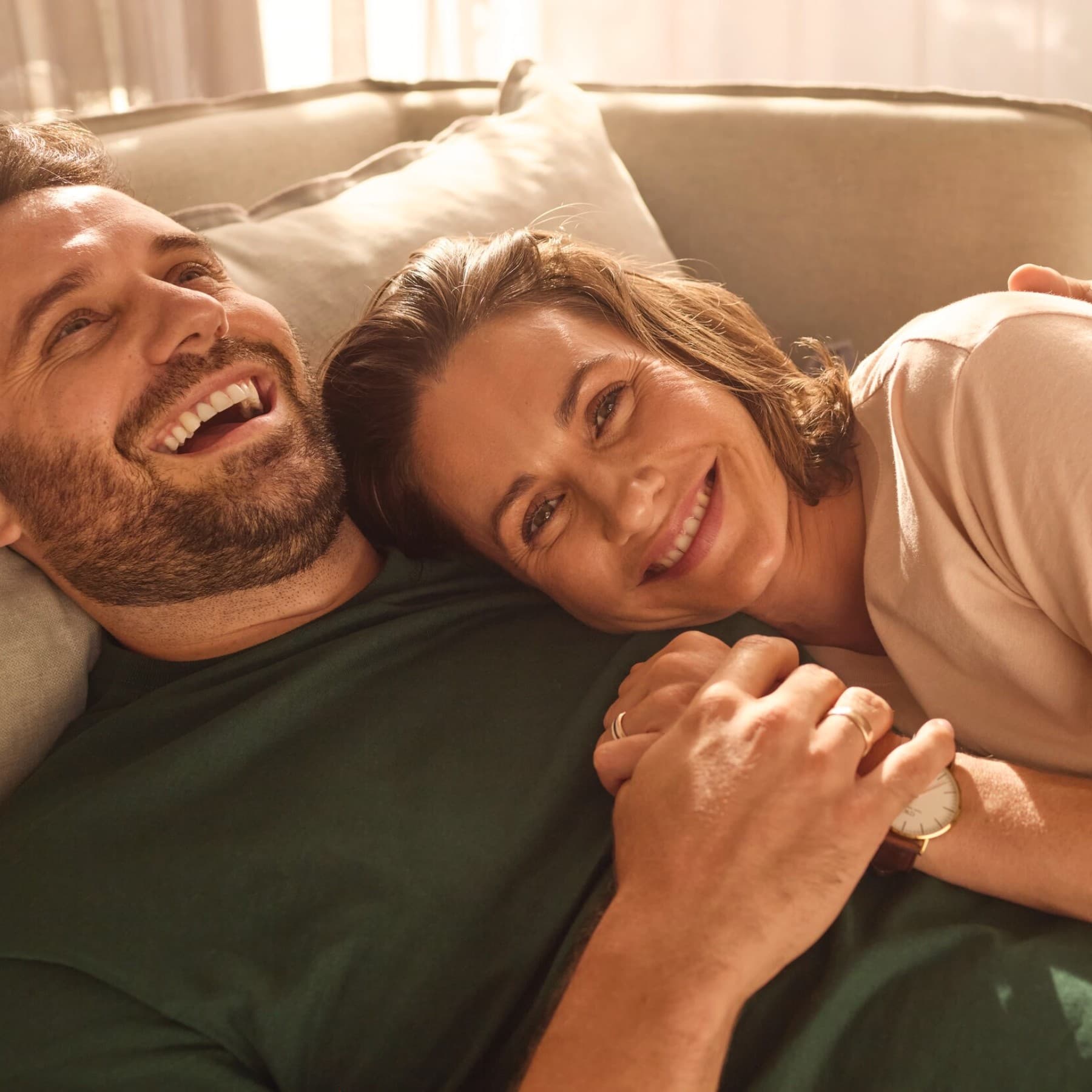 Frau und Mann kuscheln und lachen miteinander