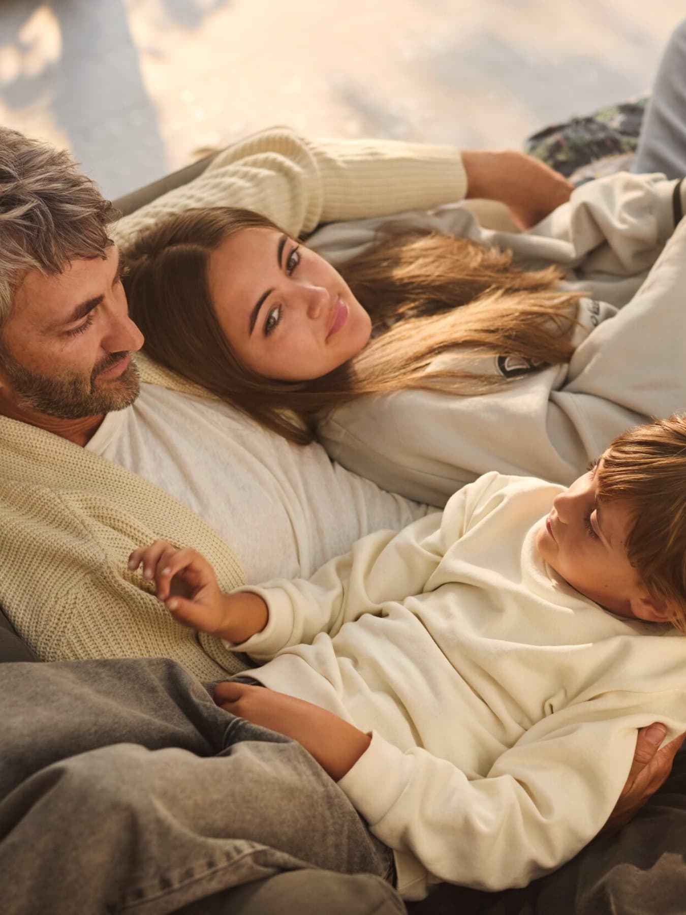 Familie auf dem Sofa liegend