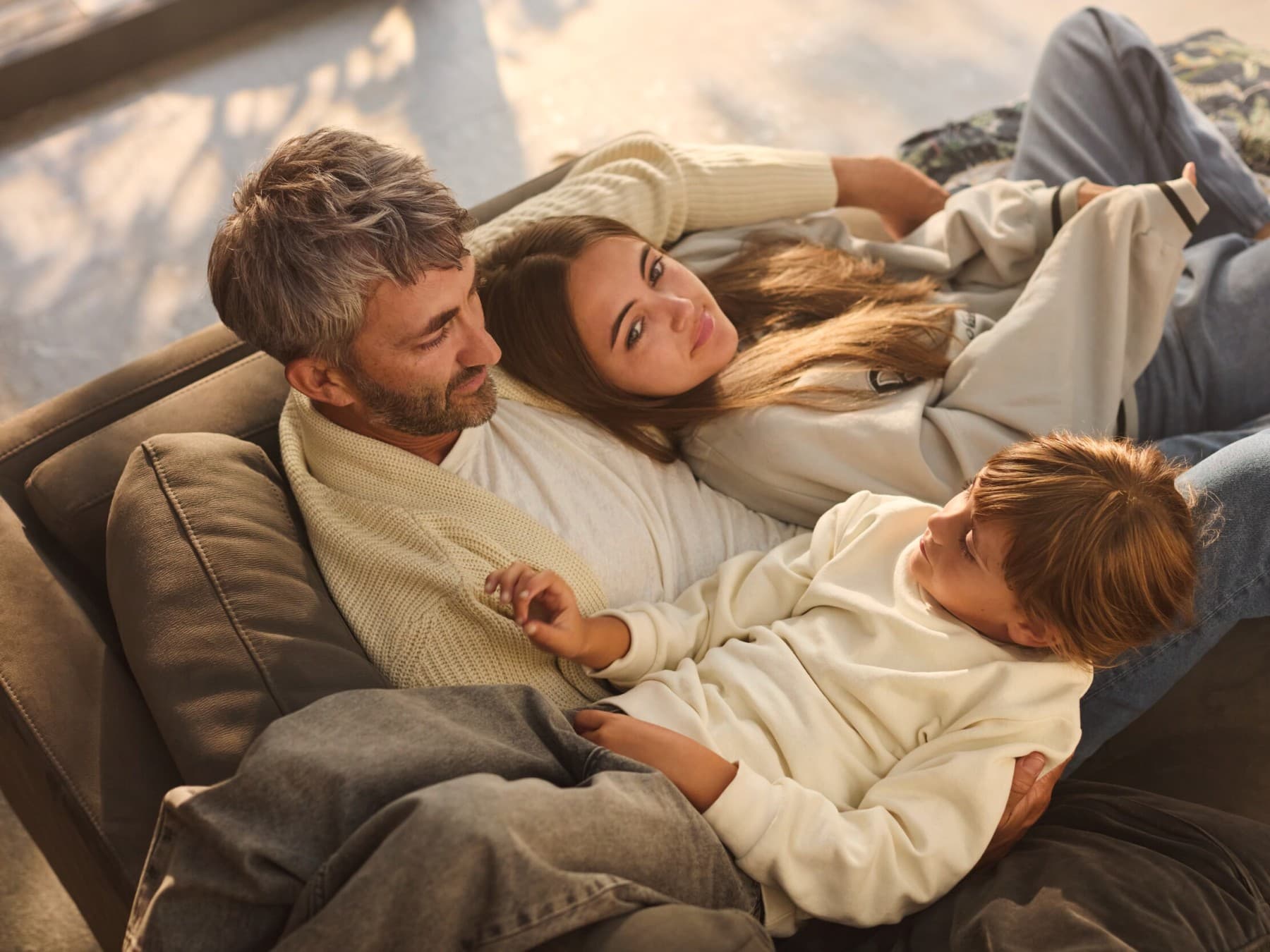 Familie genießt gemeinsame Zeit auf dem Sofa
