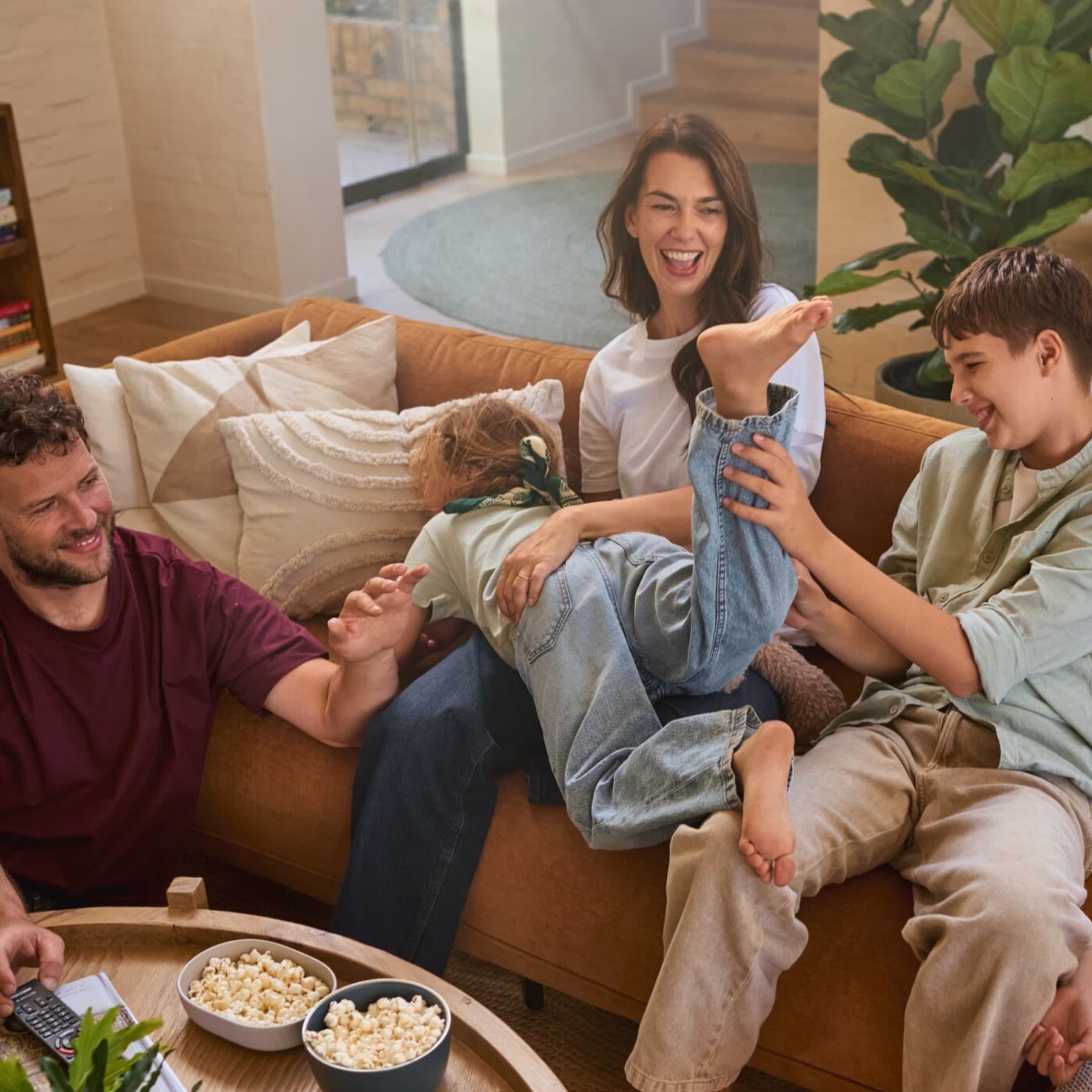 Die Familie tobt auf dem Sofa herum.