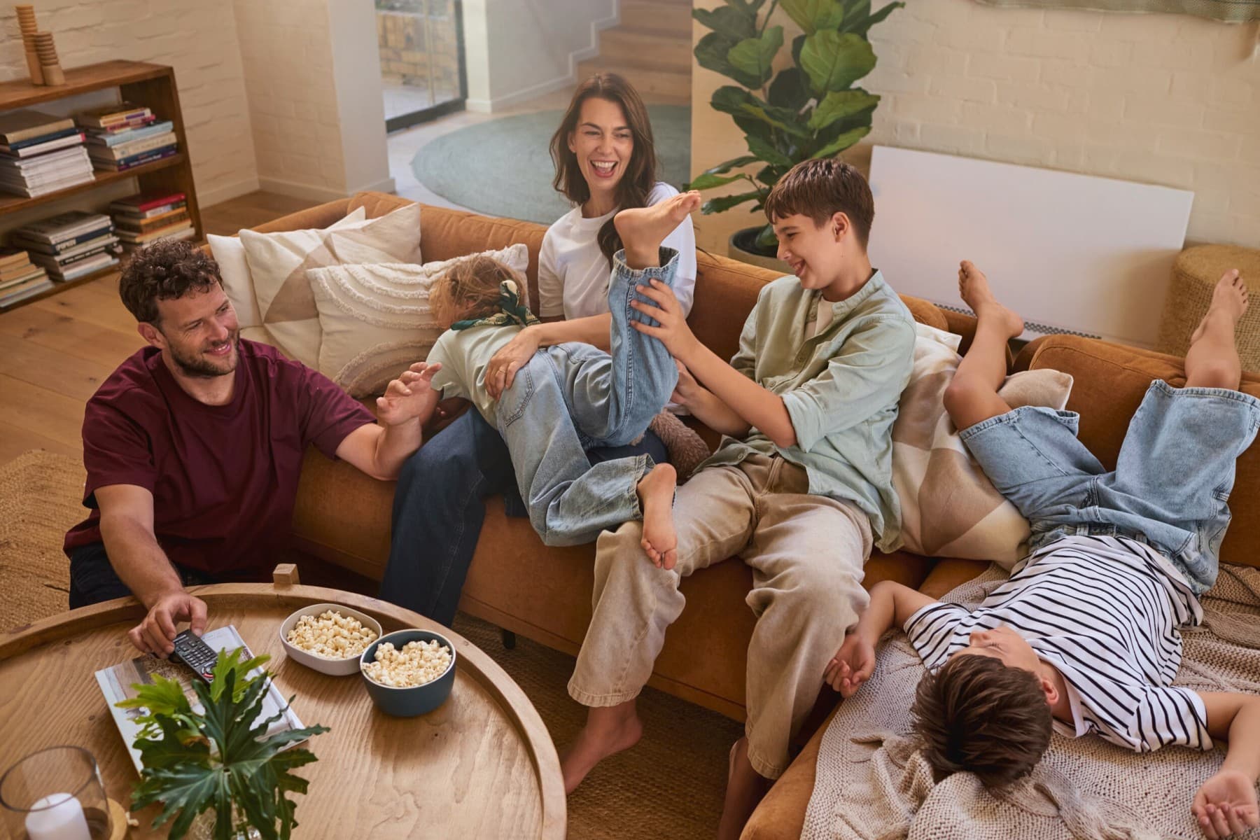Familie tobt auf dem Sofa