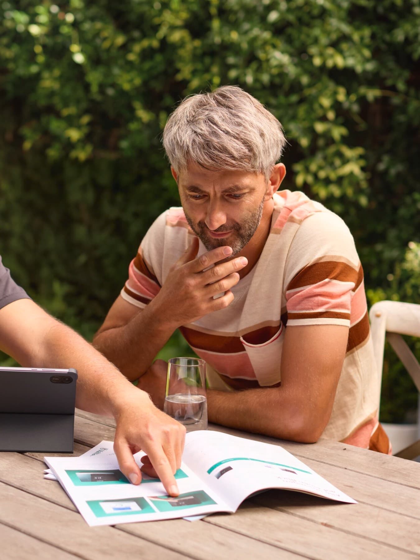 Installateur und Mann in einer Beratung