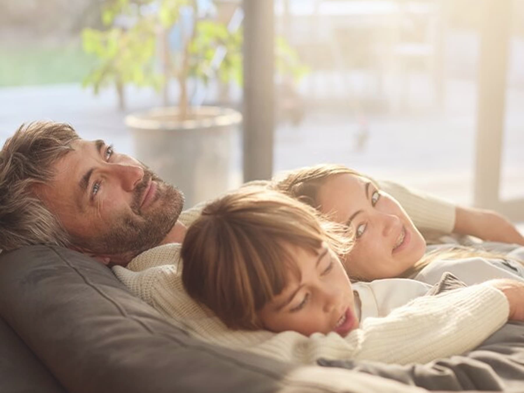 Familie liegt auf der Couch