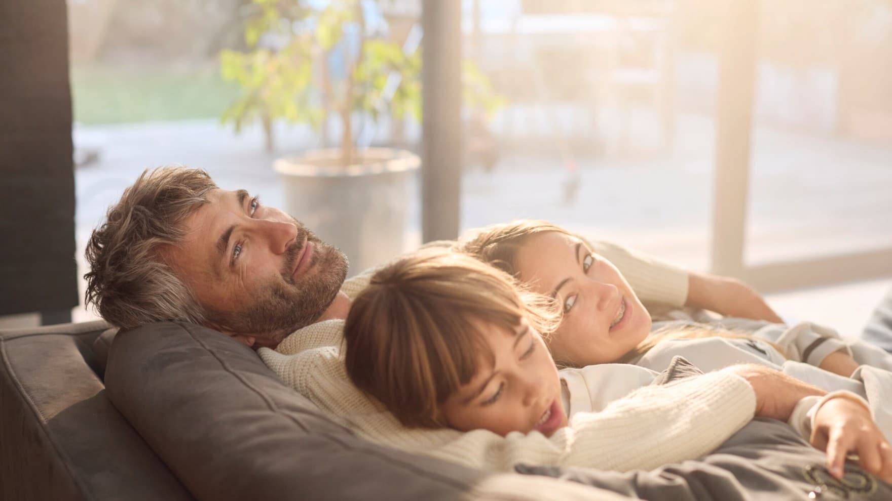 Familie auf der Couch liegend