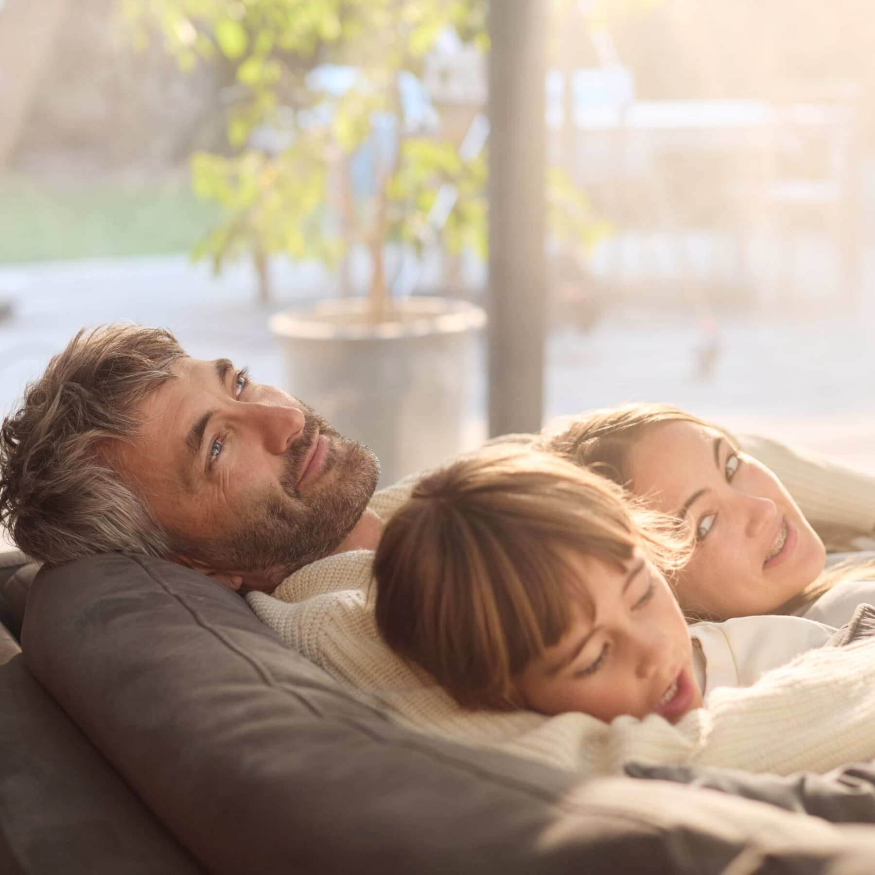 Familie entspannt sich auf dem Sofa