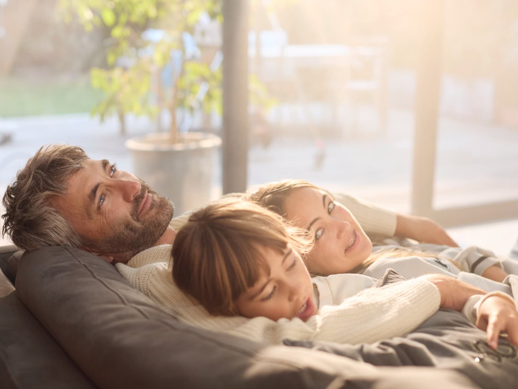 Familie, die auf der Couch liegt