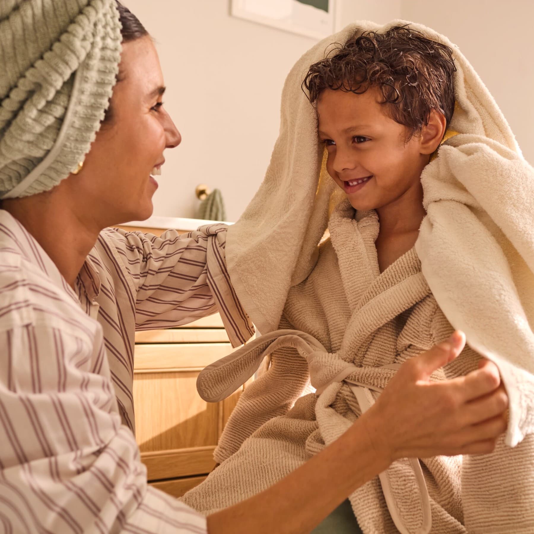 Kind und Mutter im Badezimmer