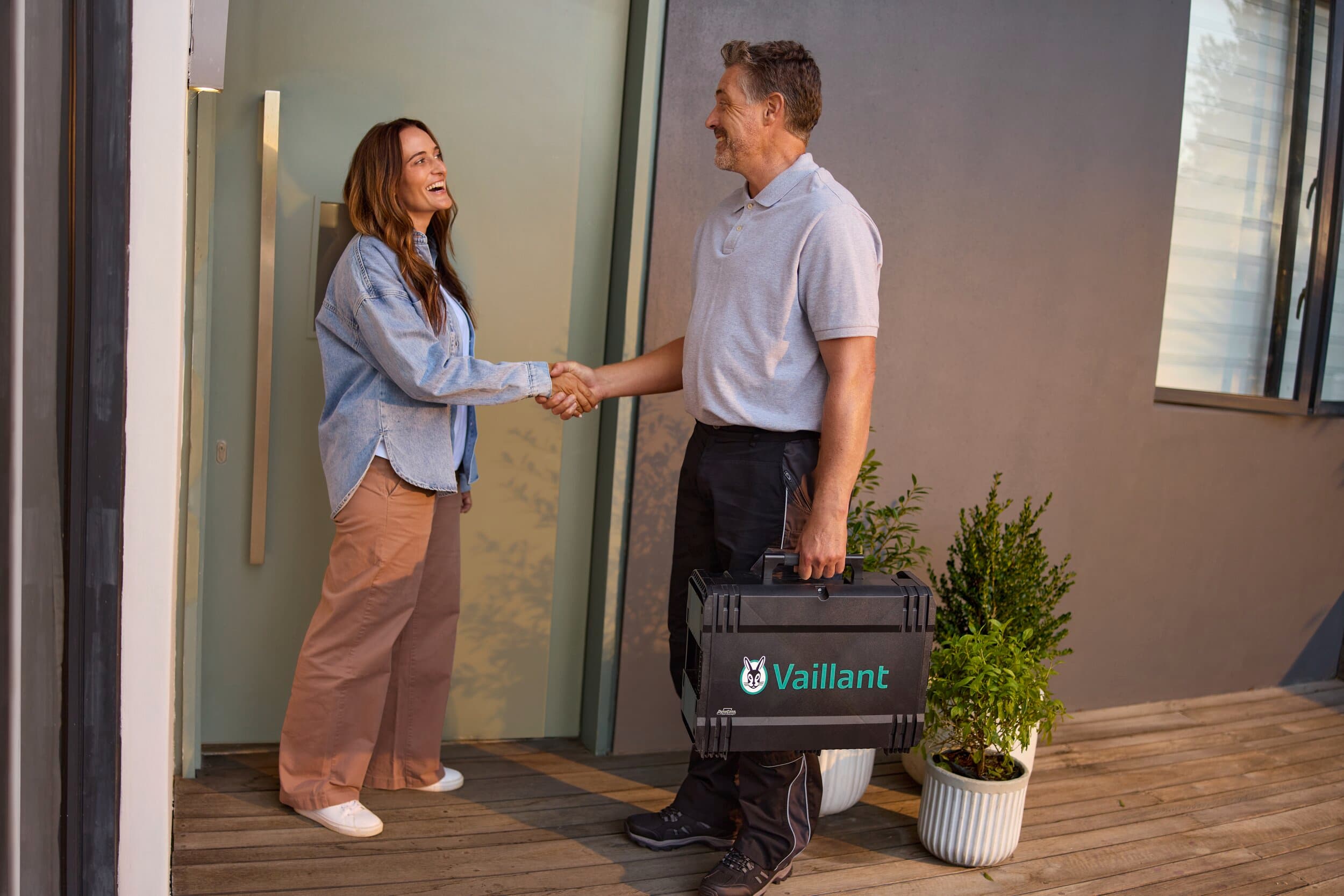 Der Kunde empfängt den Vaillant-Servicetechniker an der Haustür