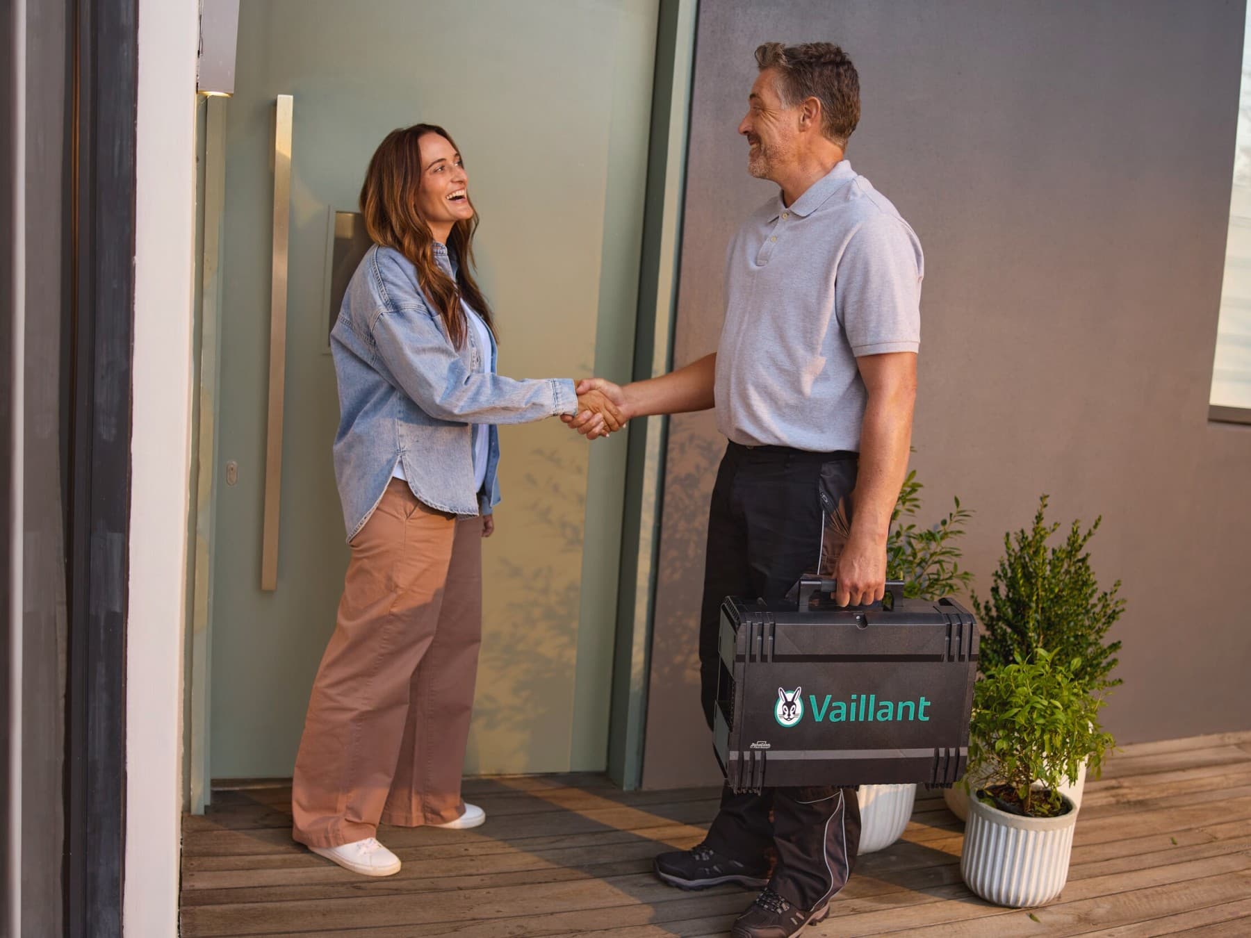 Installateur nimmt Einstellung an Vaillant Gerät vor