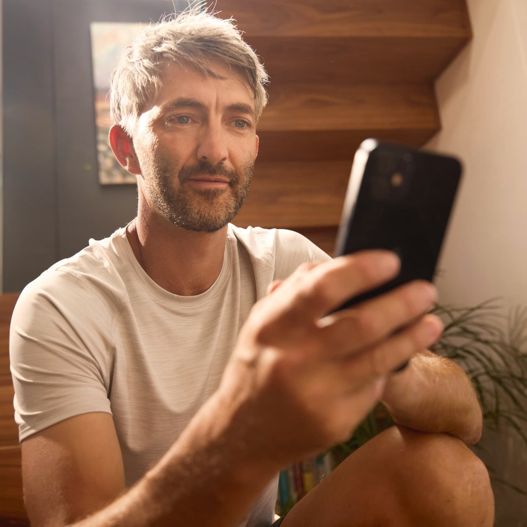 Mann, der ein Smartphone in der Hand hält