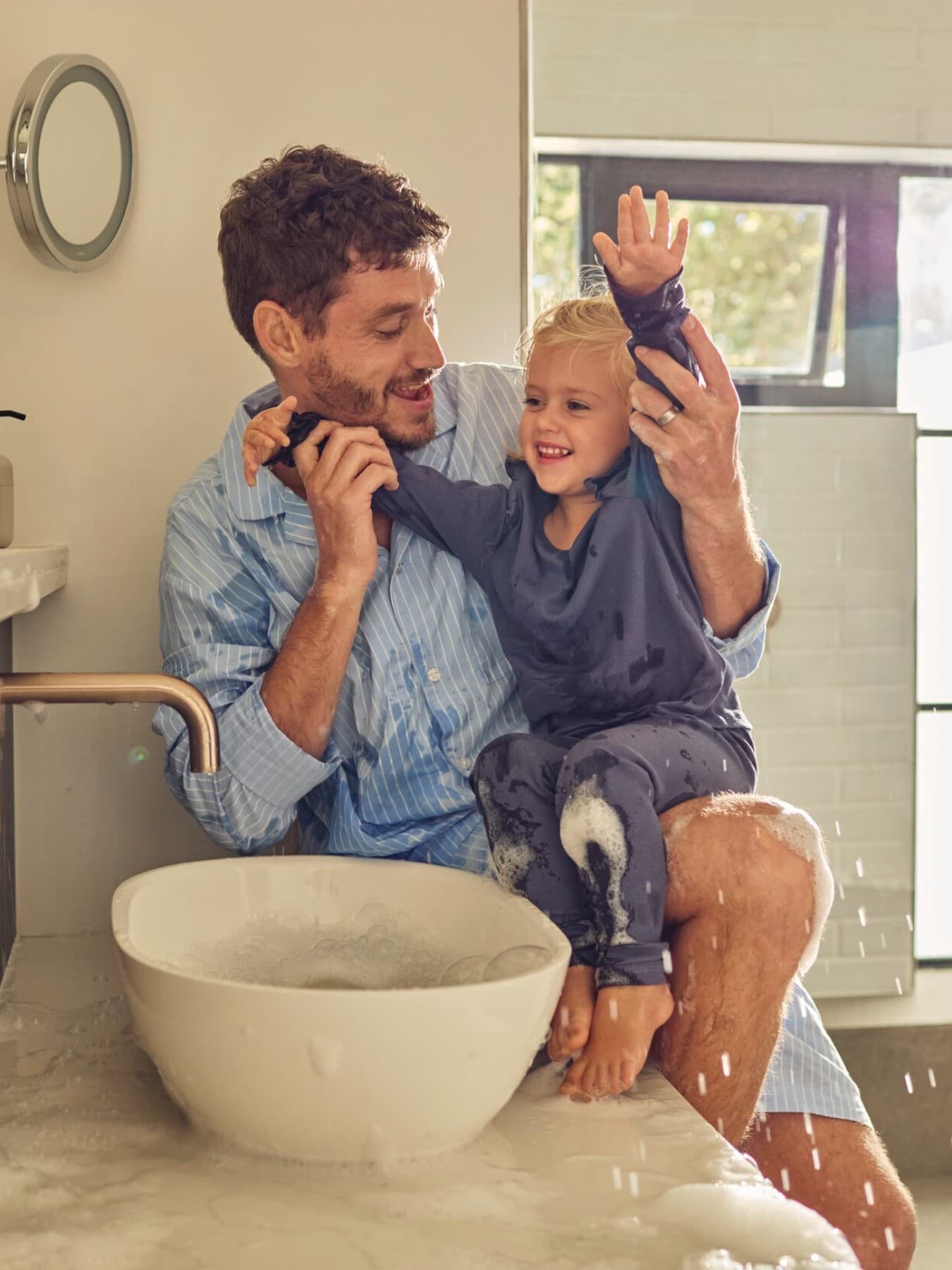 Vater und Tochter im Badezimmer