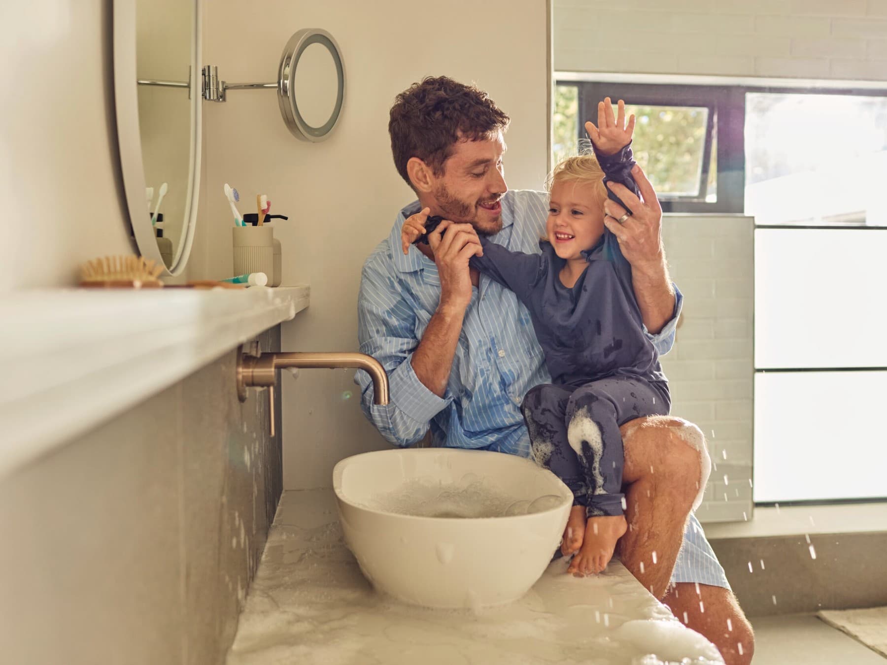 Vater und Tochter im Badezimmer