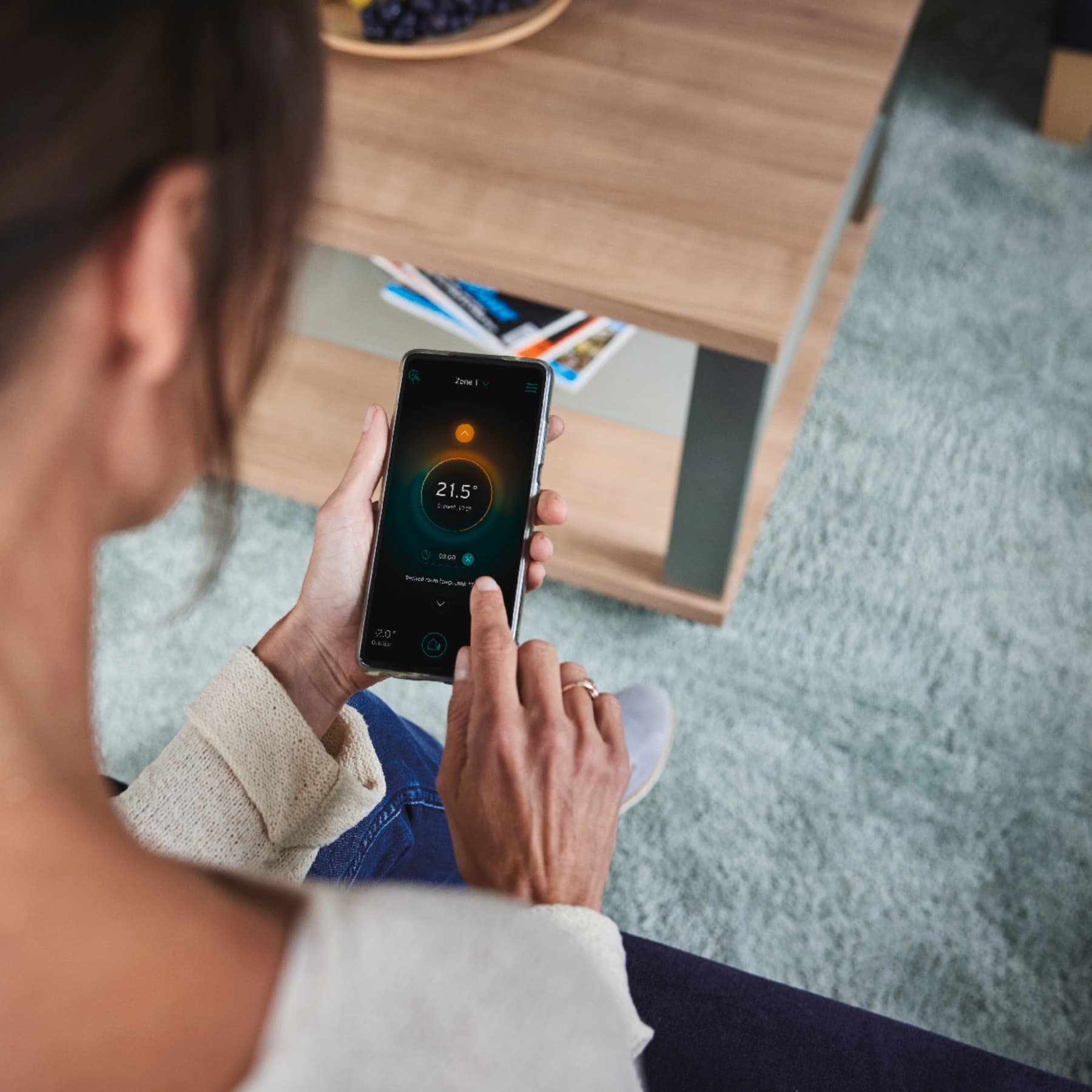 Paar auf dem Sofa, das auf ein Mobiltelefon schaut