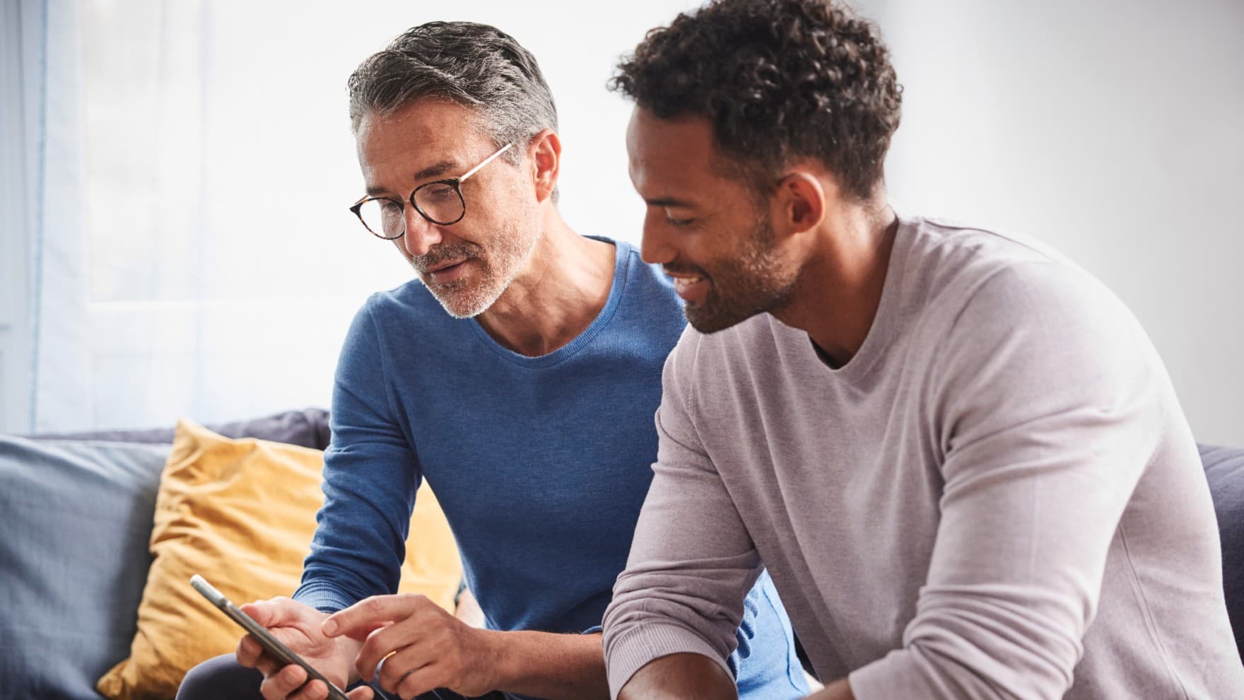 Zwei Männer schauen auf ein Smartphone