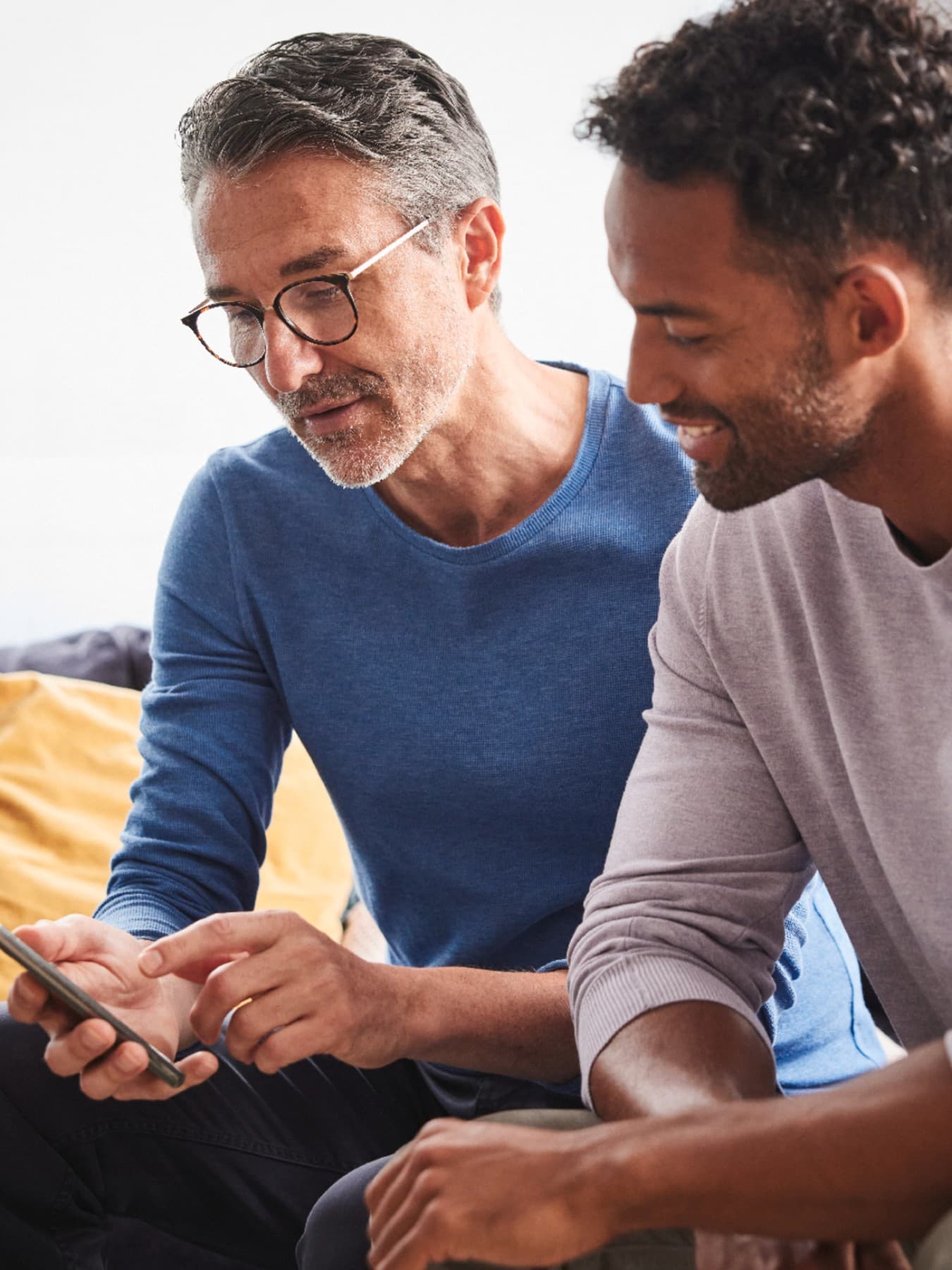 Zwei Männer schauen auf ein Smartphone
