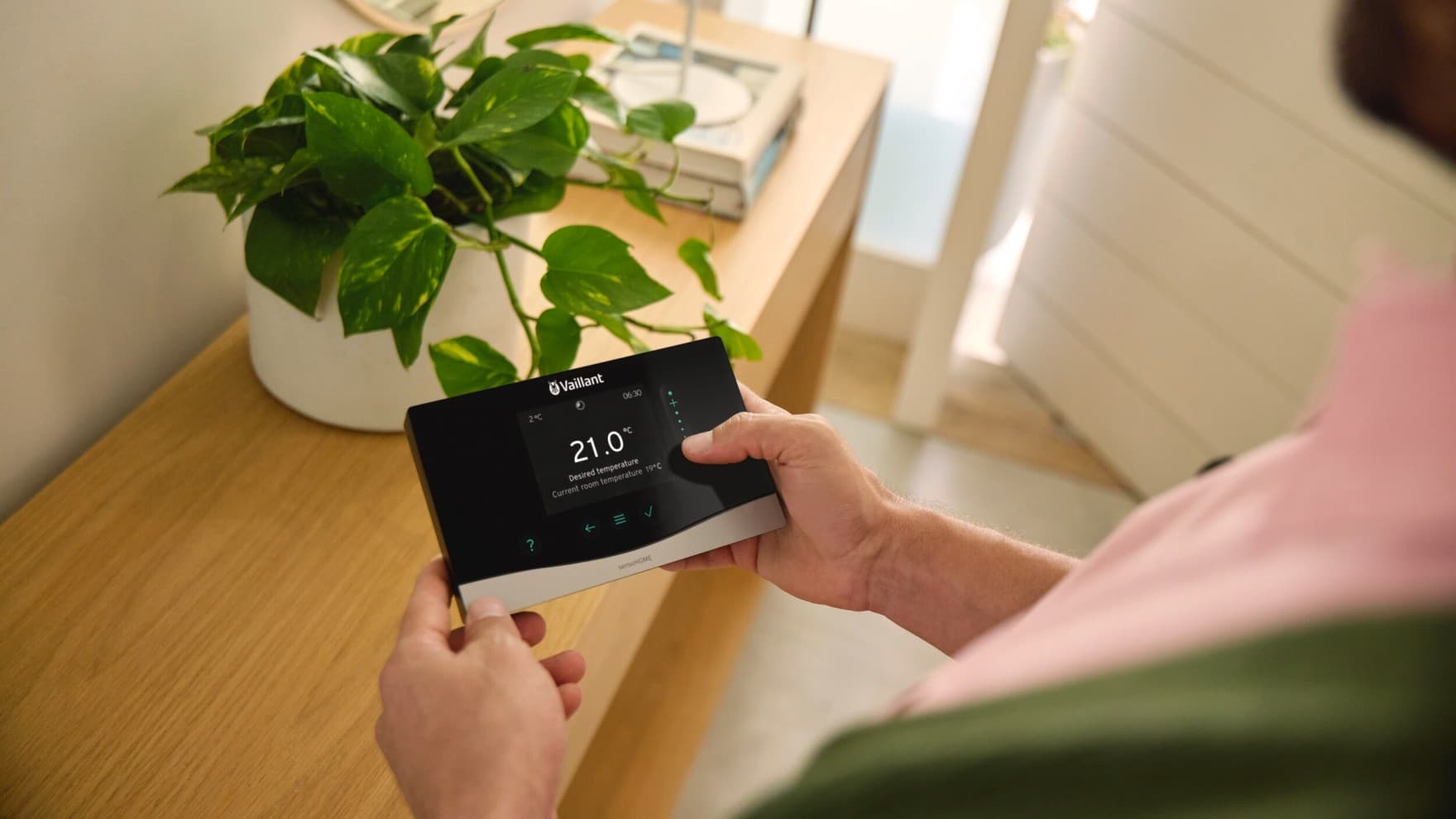 Mann mit einer Vaillant Steuereinheit in der Hand
