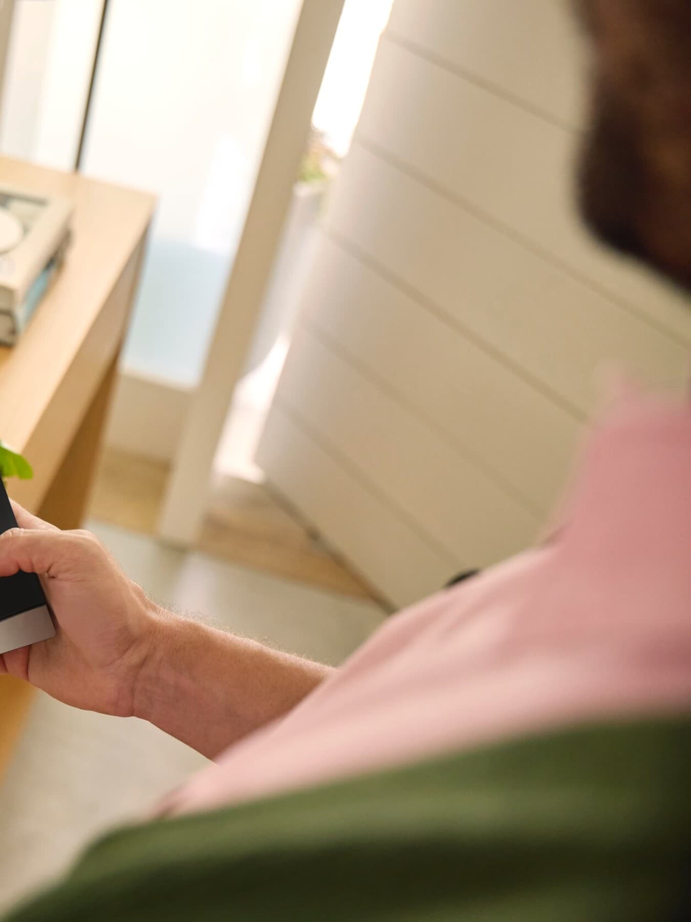 Mann mit einer Vaillant Steuereinheit in der Hand