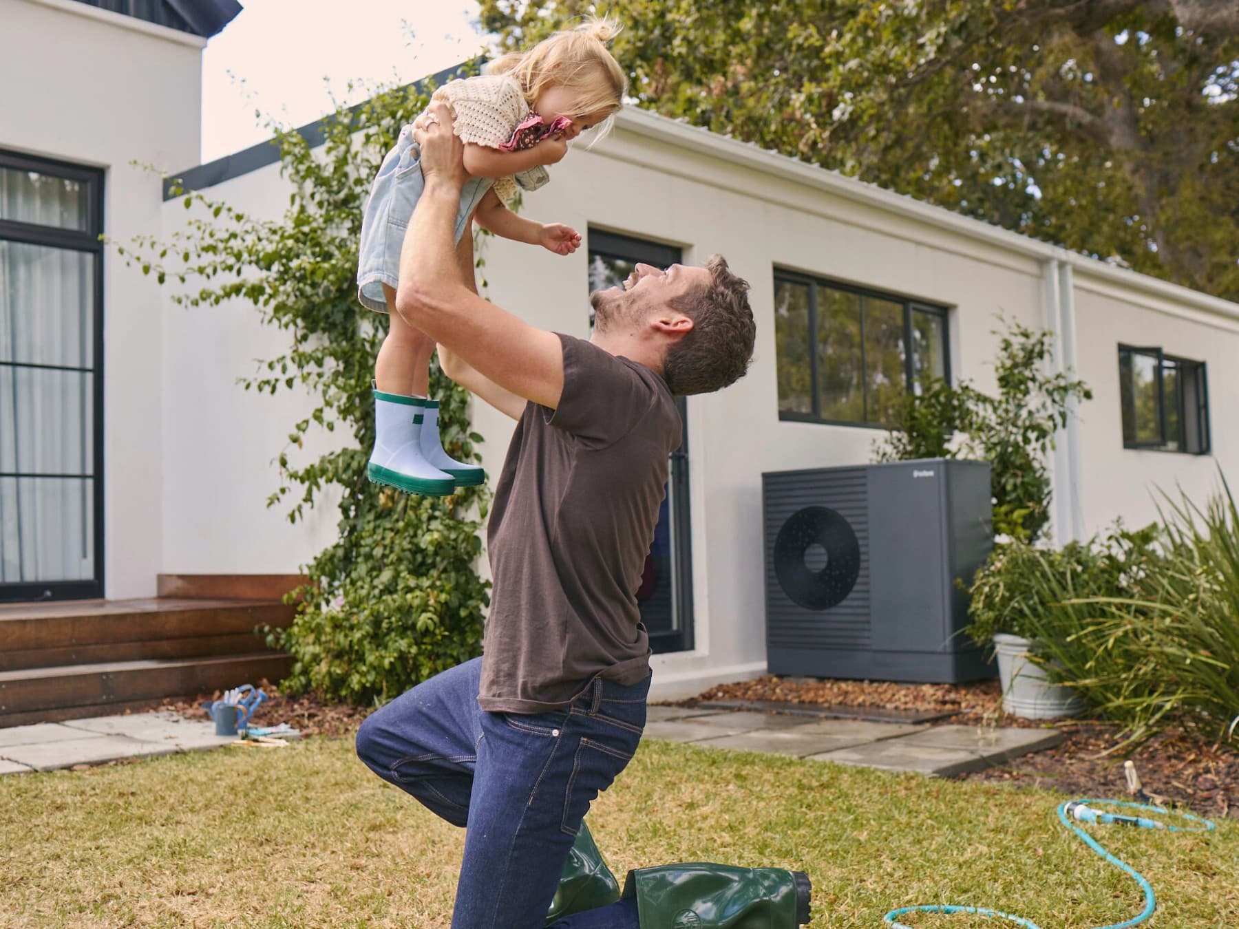Der Vater spielt mit seiner Tochter im Garten.