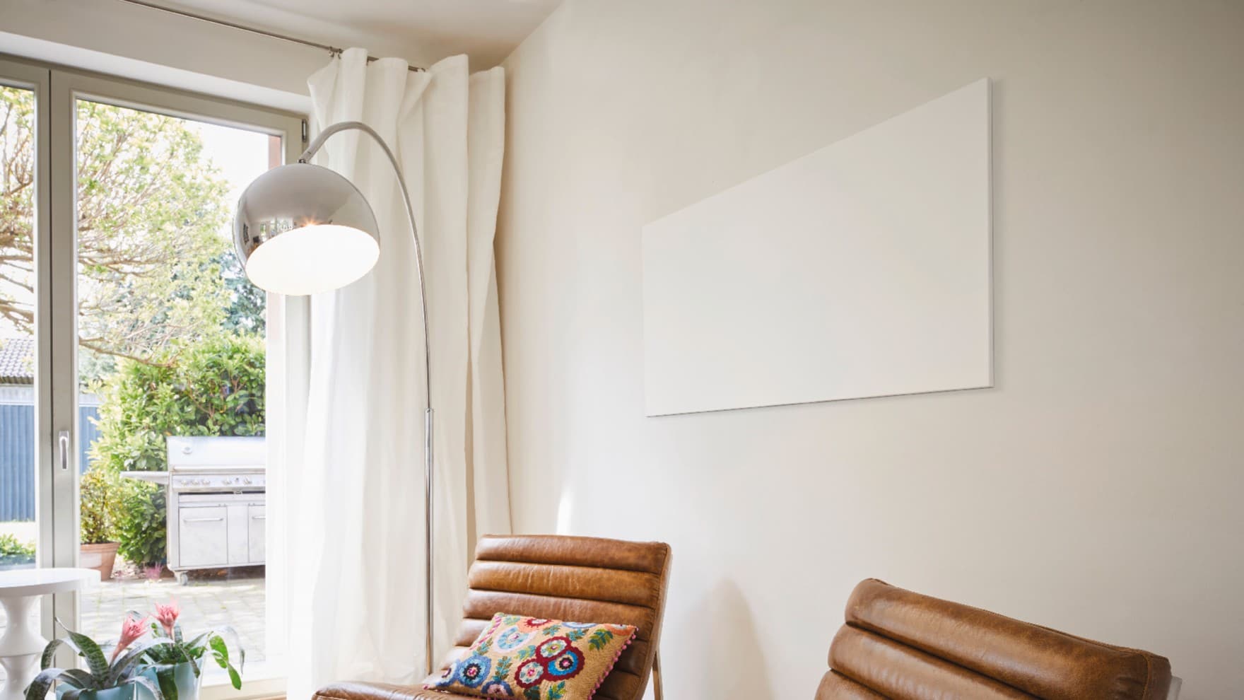 Infrarotheizung an der Wand im Wohnzimmer