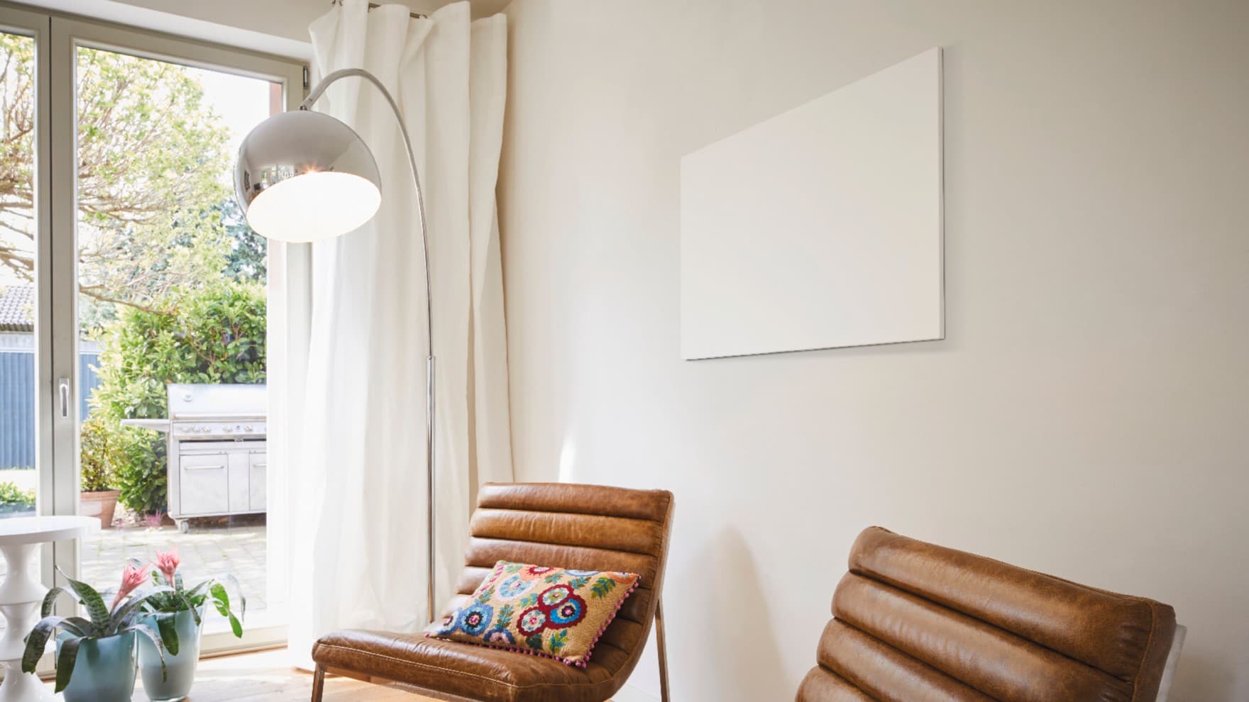 Wandmontierte Infrarotheizung im Wohnzimmer