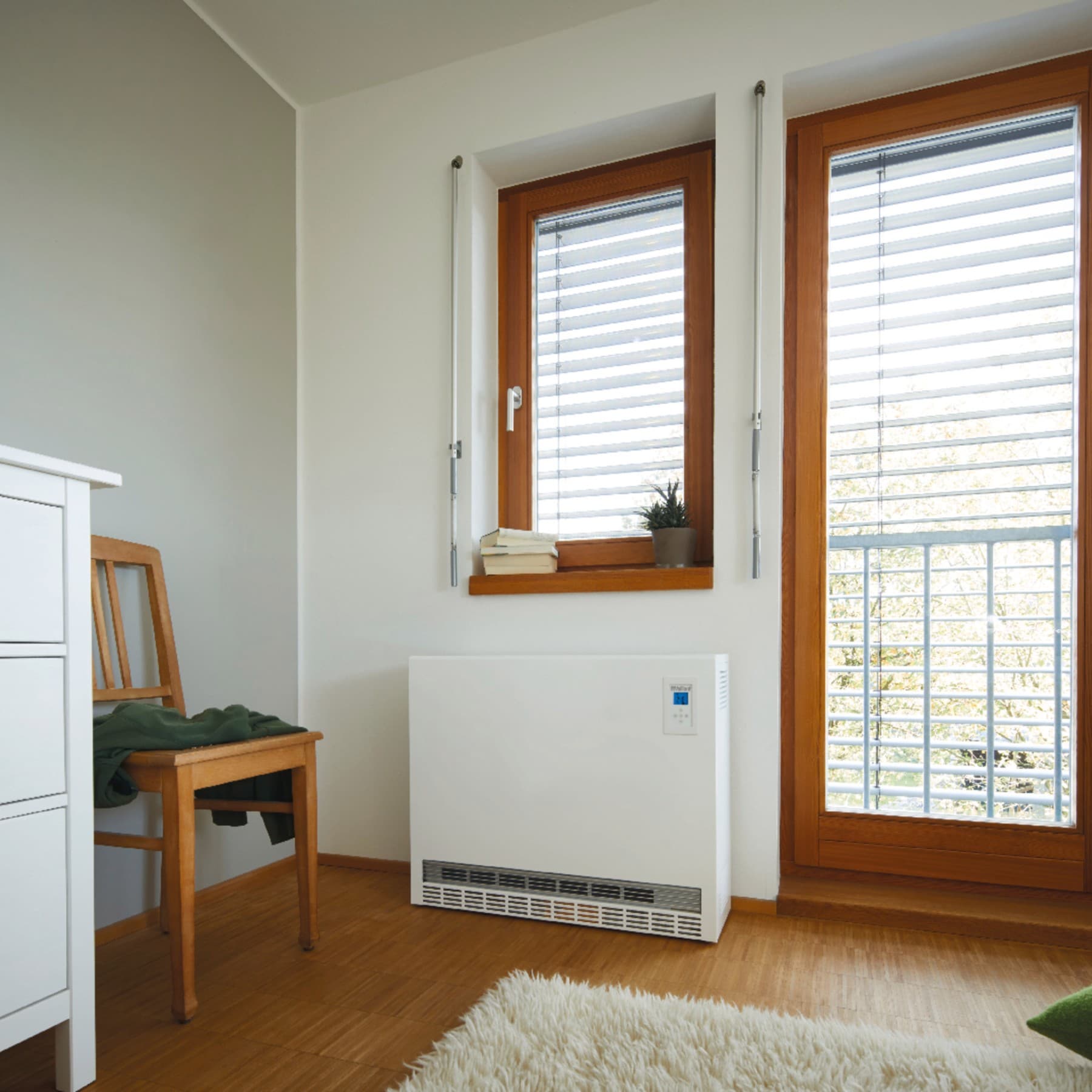Heizgerät an der Wand unter einem Fenster