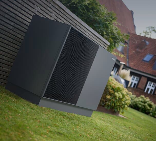 aroTHERM perform vor einer Wand