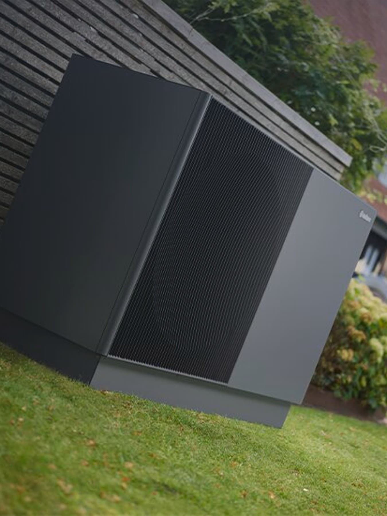 Vaillant Wärmepumpe in einem grünen Garten.