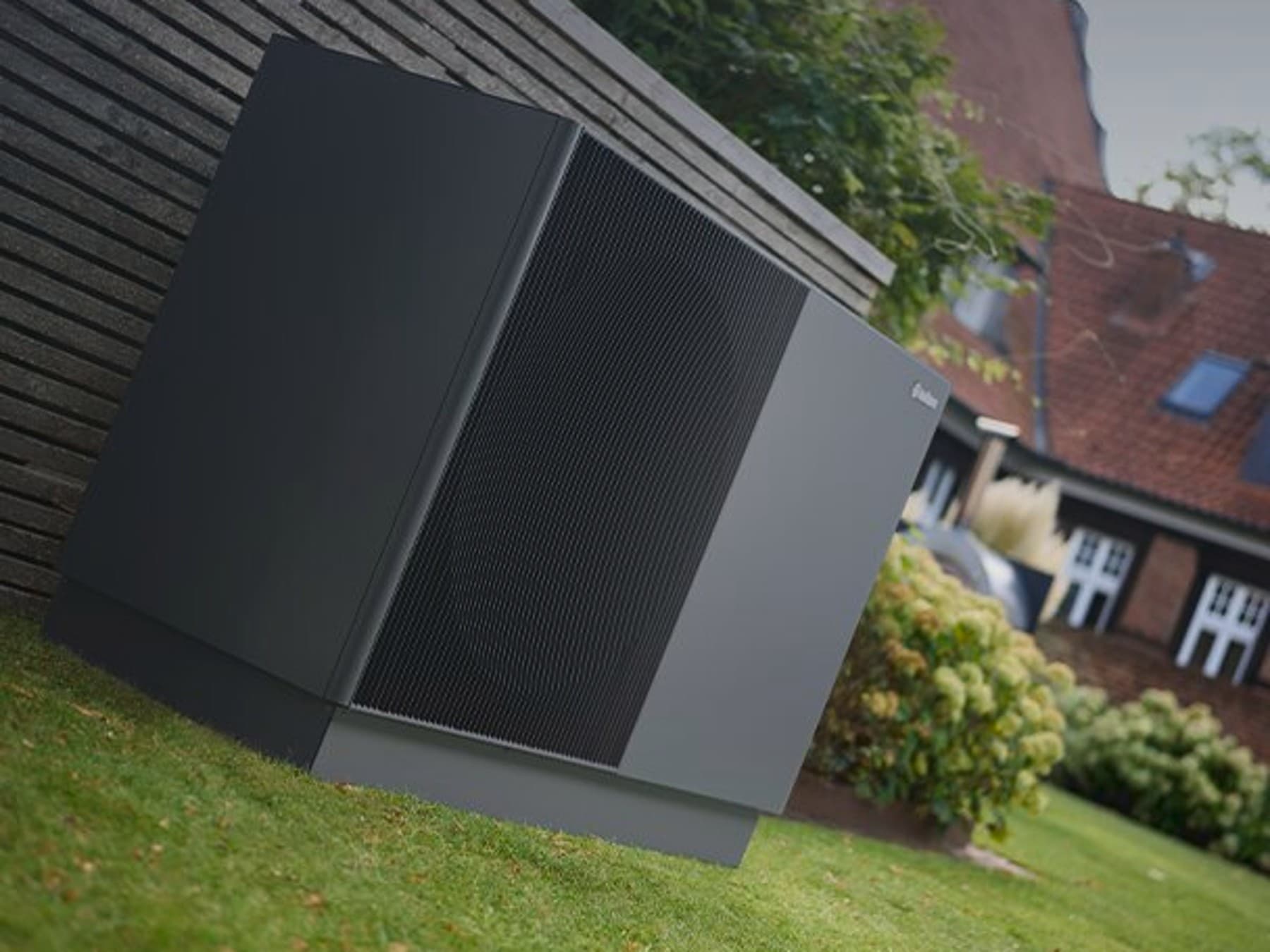 Vaillant Wärmepumpe in einem grünen Garten.