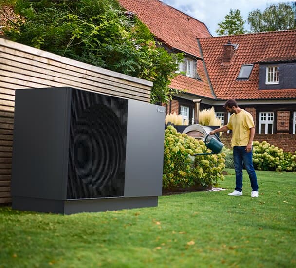 aroTHERM perform im Garten eines großen Hauses