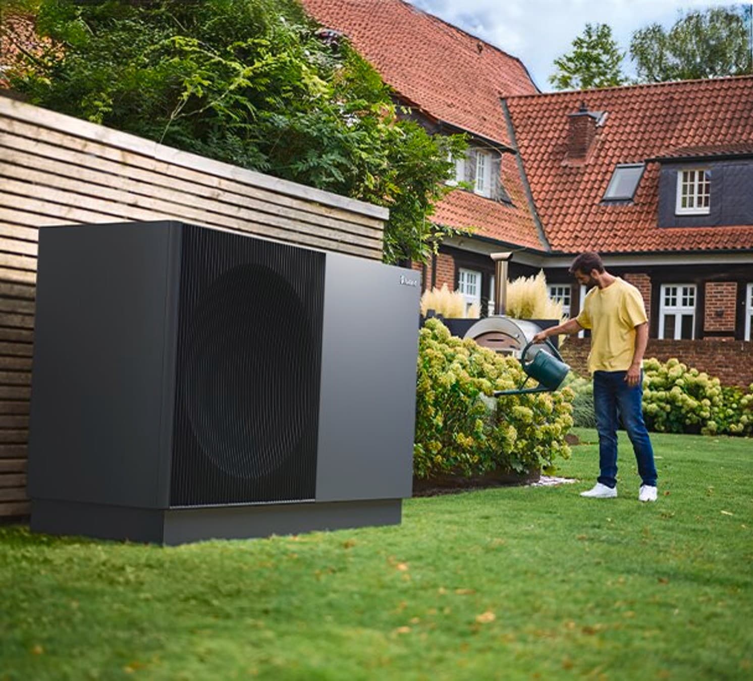 Wärmepumpe aroTHERM perform im Garten