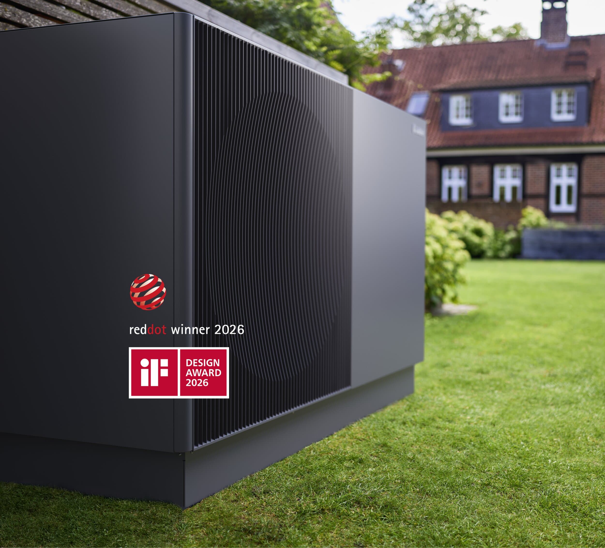 Nahaufnahme der aroTHERM perform, die in einem Garten steht