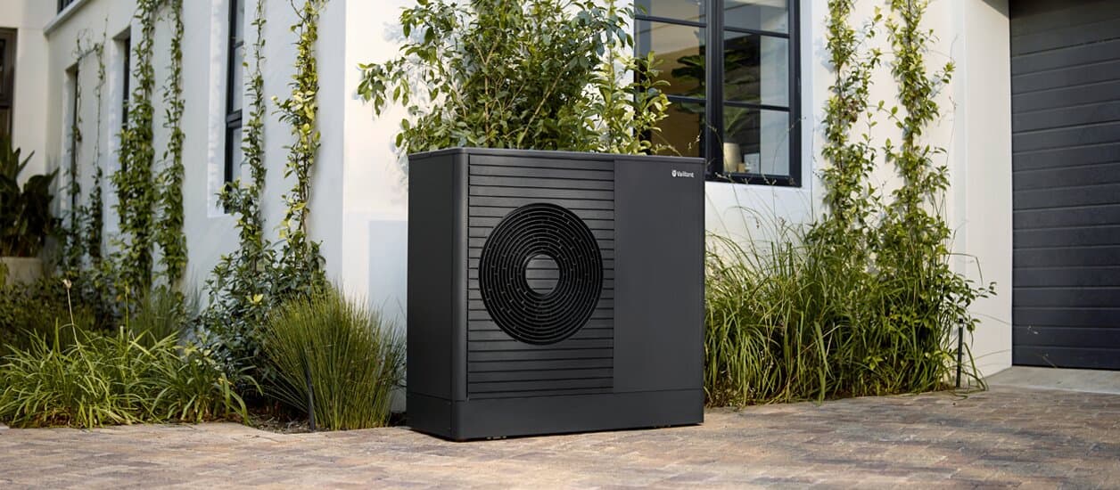 aroTHERM plus vor dem Haus installiert