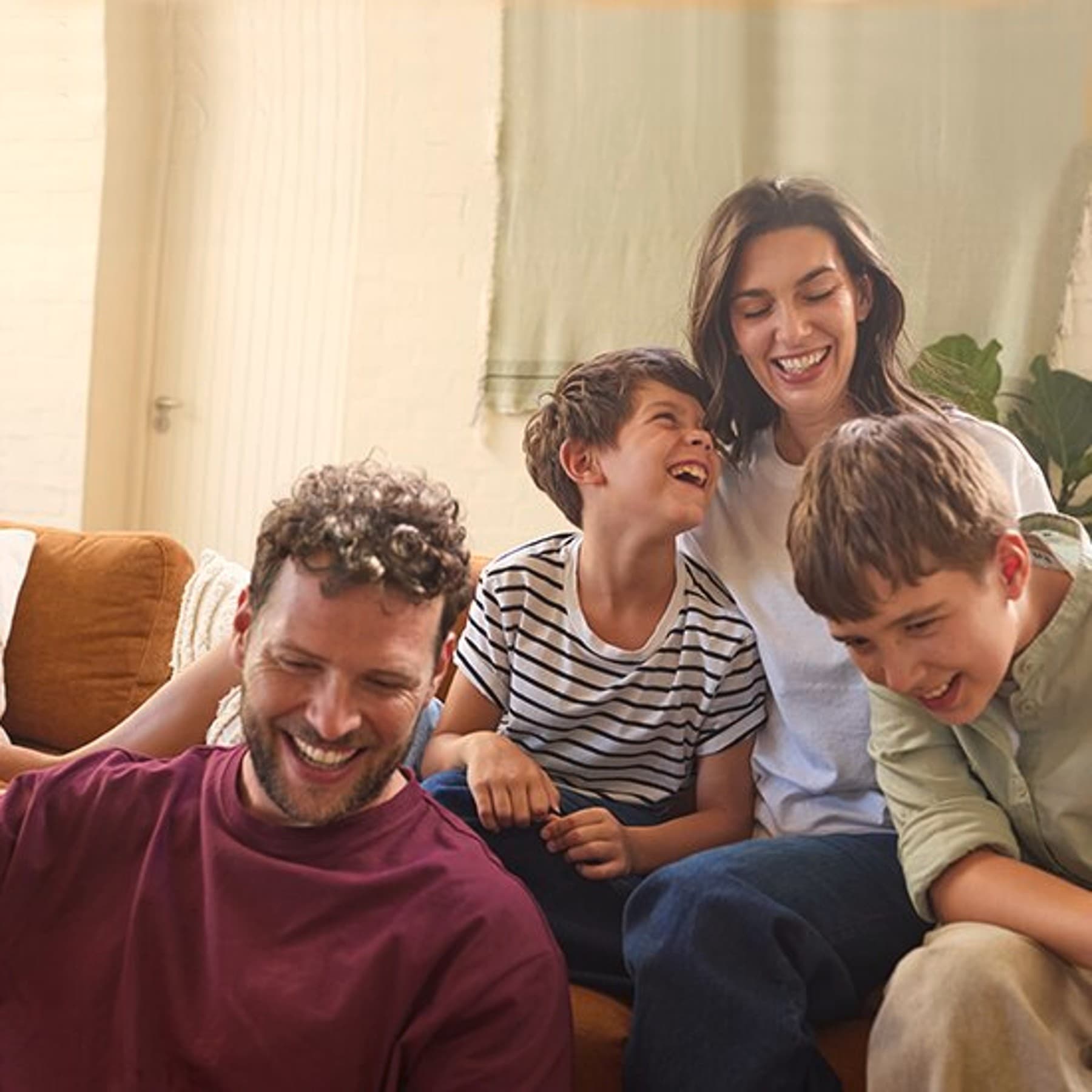 Familie lacht gemeinsam
